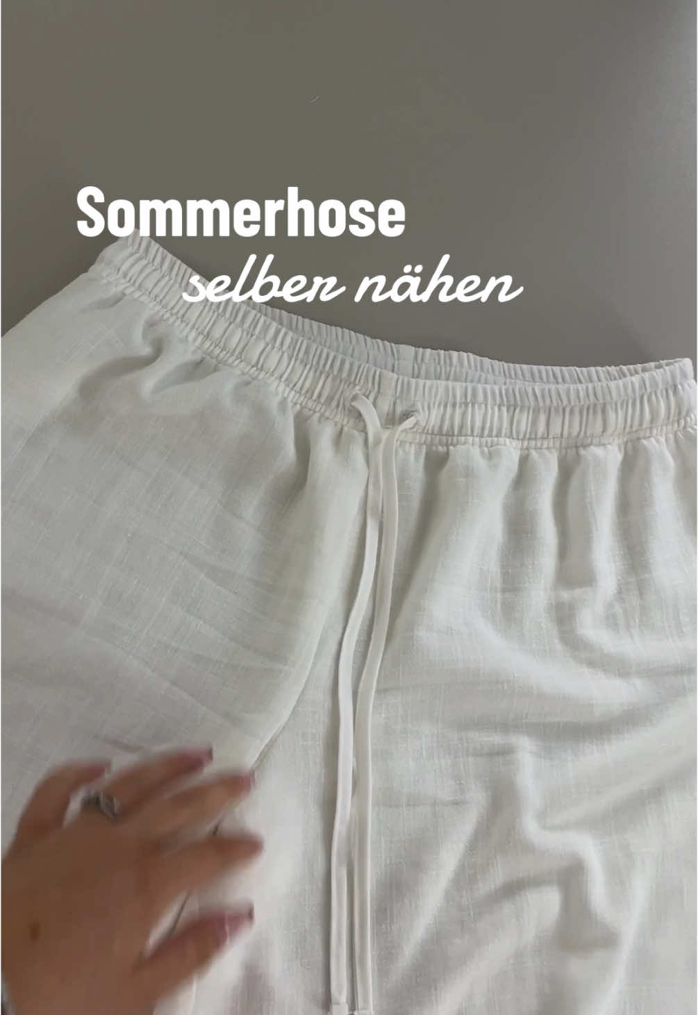 Infos zum Selbermachen 👇🏼🤍 - Schnittmuster: verwendet habe ich hier das Lounge Hose Muster von vintageBambi (mir 🫶🏼) und einfach nur das Band im Bund ergänzt 🤍 - Tipp: wenn dein Stoff garnicht dehnbar ist, dann verwendende das Schnittmuster eine Nummer größer 🫶🏼 - Material Empfehlung: luftige Stoffe wie leichte Baumwolle oder Viskose, Leinen Viskose mix oder etwas mit ein bisschen Elastan für noch mehr Bequemlichkeit 🌊 - Band selber machen: dafür gibt es diese kleinen Schieber zum ein bügeln, die sind sehr hilfreich, sucht einfach nach „Schrägband Tool“ dann findet ihr die 🫶🏼 #nähliebe #nähen #sommerhose #nähtutorial #sewingproject #sewinginspiration #hosennähen #schnittmuster