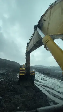 Hujan + Tambang + kabin exca = 🫀#tambangbatubara #fypage #fyppppppppppppppppppppppp 