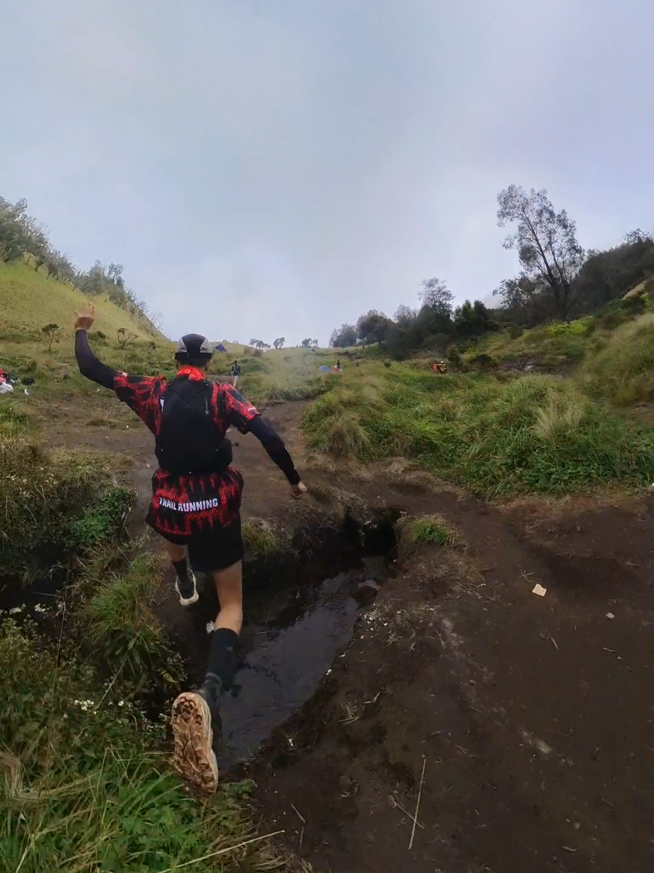 Semakin banyak bergerak, maka semakin kecil potensi terkena hipotermia. #pendakigunung #hipotermia #trailrunning #trailrun #universitaspenanggungan #malang24jam 