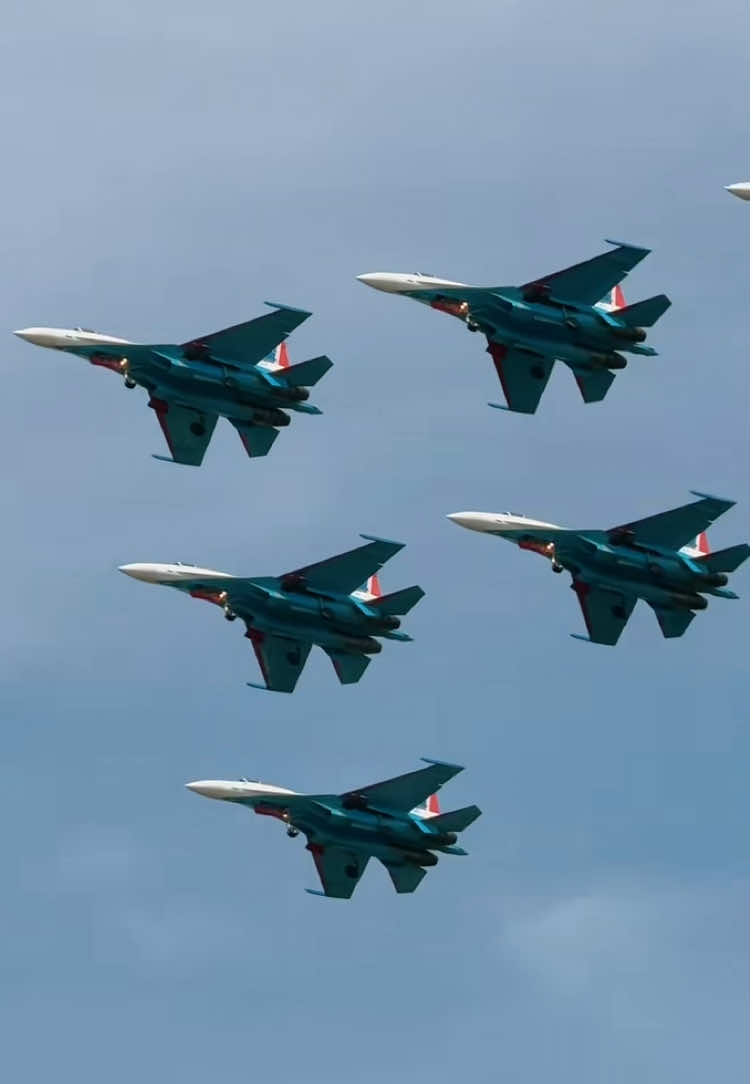 Su-35S hiệp sỹ Nga trình diễn ở triển lãm hàng không - hàng hải LIMA2025, mong một ngày không xa KQNDVN sẽ có một đội bay biểu diễn chuyên nghiệp. #russianknights #su35s