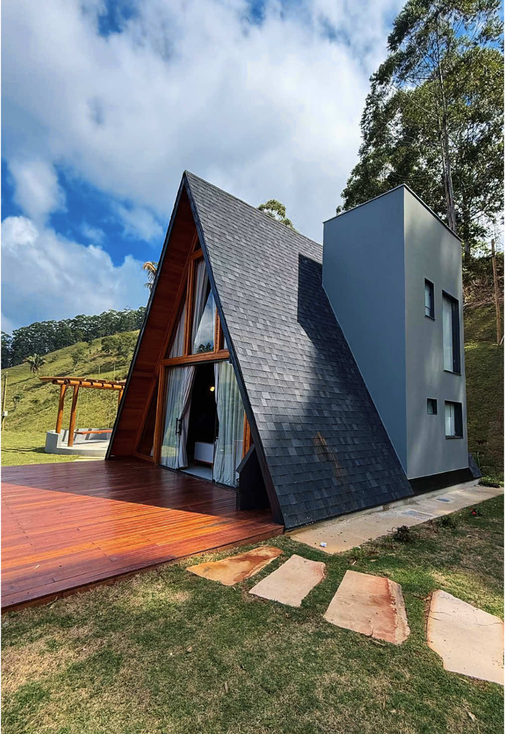 Este foi o resultado obtido pelo cliente e agora amigo Reberth Bicalho na construção do seu chalé em Ipatinga- MG. Um sonho que ele já tinha há muito tempo, de tornar a sua pousada em uma realidade. E o tão sonhado dia chegou! Eles construíram uma cabana incrível na região de Serra do estado, com uma decoração sofisticada e de muito bom gosto. Utilizaram como referência o nosso chalé A-Frame de 67 m². São dois quartos sendo uma suíte, sala de estar, cozinha, banheiro social e um belo deck com hidromassagem. Já estão de portas abertas para receber seus hóspedes e amigos. Quero aqui agradecer imensamente por confiar este empreendimento em nossas mãos. E pra você que também está pensando em fazer um chalé como este, entre em contato comigo através do direct ou WhatsApp (47)99175-3821 ☎️📲 Link na Bio. #chalé #chalédemadeira #cabana #aframe #arquitetura #desing #investimentoimobiliario #turismo