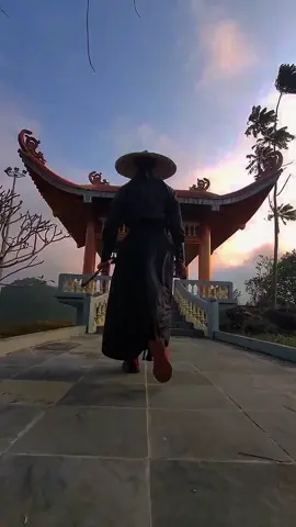 Đã chọn yêu xa lại nặng tình Ngày đêm tự vẽ chuyện phiêu linh Câu thơ chẳng thỏa lòng mong mỏi Để những tương tư lại hóa thành ...@ht #kedungoan #lữkhách #hiệpkhách#thơhay#cổtrang #thơhayýnghĩa #thơcổ 