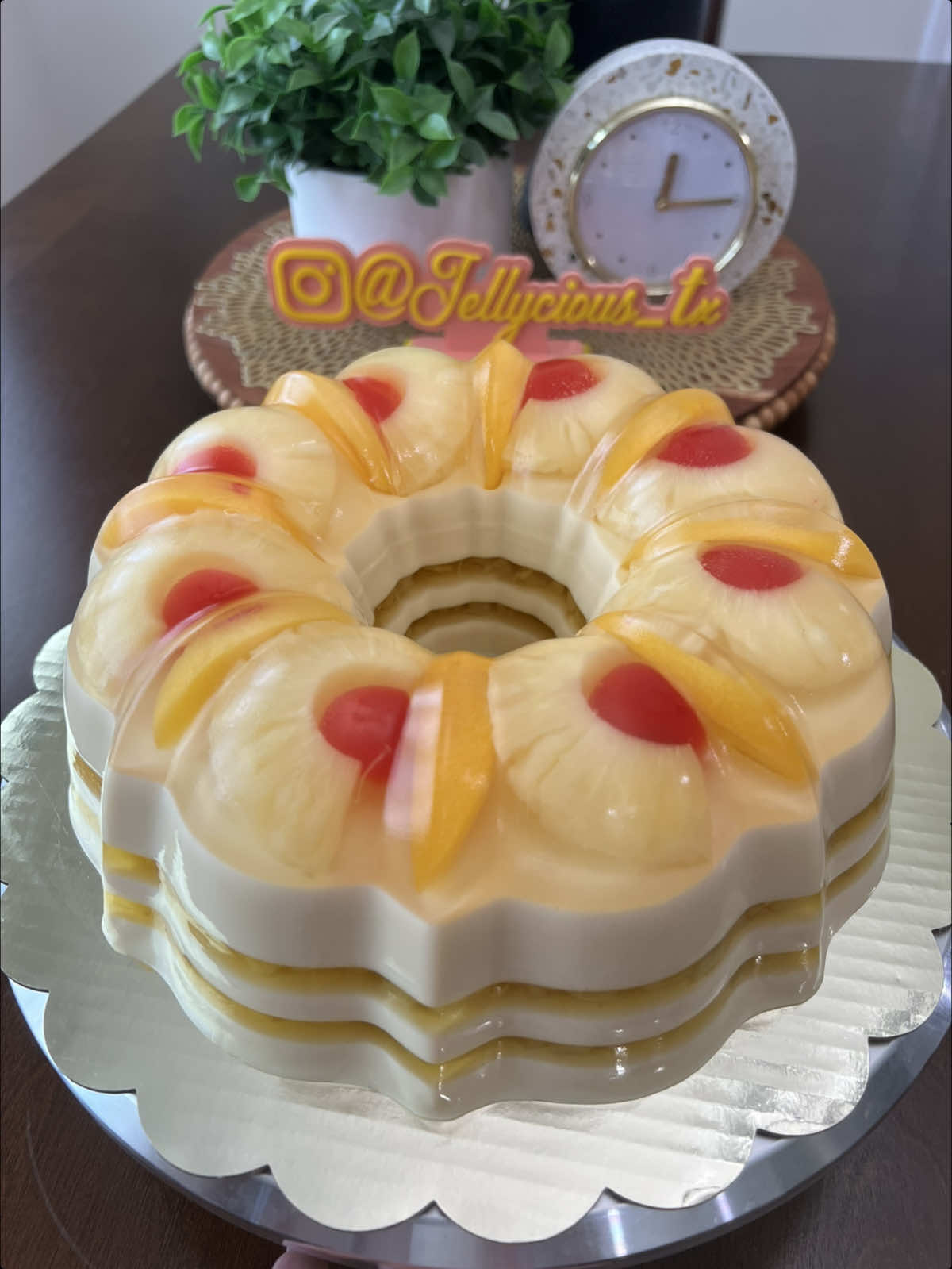 Acompáñame a preparar esta orden 🤗 Gelatina de Piña y Coco 💛🍒🍍 #jellycious_tx #jellycious #jellocake #jello #gelatina #gelatinascreativas #clasesonline #cursosonline #gelatinasartisticas #emprendimiento #katytx #piña #postresparavender #gelatinadepiña 