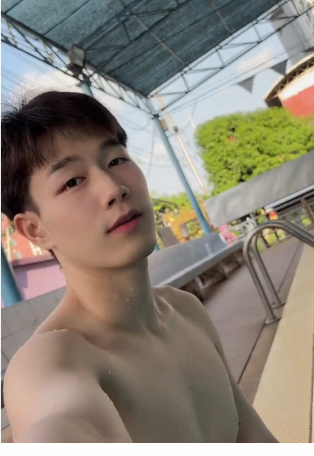 อะไรไม่รู้ลอยมา.....