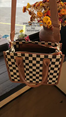 This vintage tote bag can fit all your stuff!!🙌🏻#totebags #totebagaesthetic #purse #pursetok #pursecollection #bag #bags #bagcollection #handbag #handbags #shoulderbag #whatsinmybag #colorblock #giftideas #crossbodybag #zipper #whatsinmypurse #plaid #pattern #leath #checkerboard #elegent #fashion #viral #cute #bagessentials #purseessentials #spotlightfinds #tiktokshopsummerturnup #tiktokshopmemorialday #dealsforyoudays 