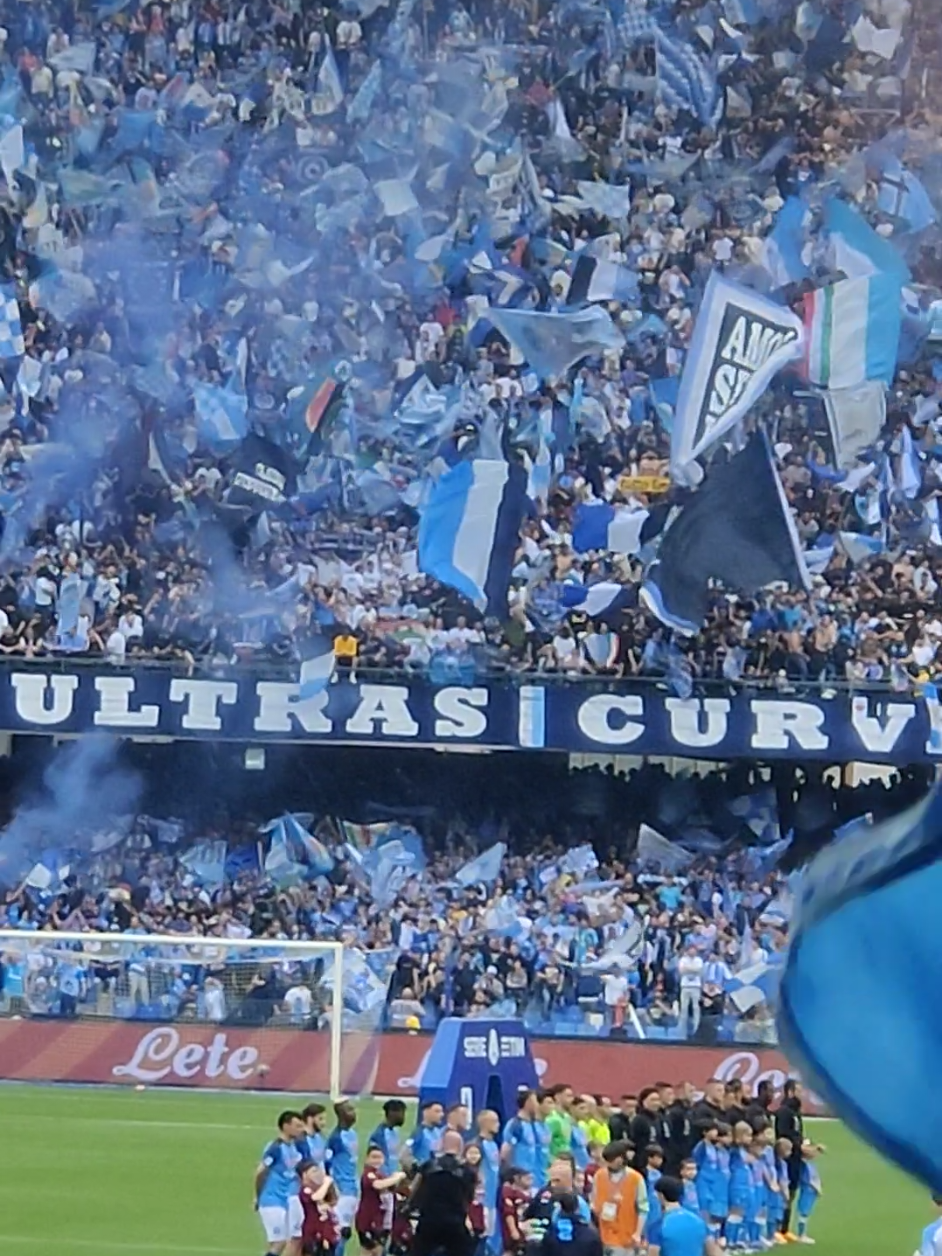 UNA SOLA PARTITA GUAGLIÚ !! 💪🏻💪🏻🙏🏻🩵⚪🔵#fuorigrotta #4scudetto #partenopei #napoli #ultrasnapoli🇪🇪 #napoletani #quartierispagnoli #muralesmaradona #maradona #spettacolo #forza #ragazzi #noi #ci #crediamo #scampia 