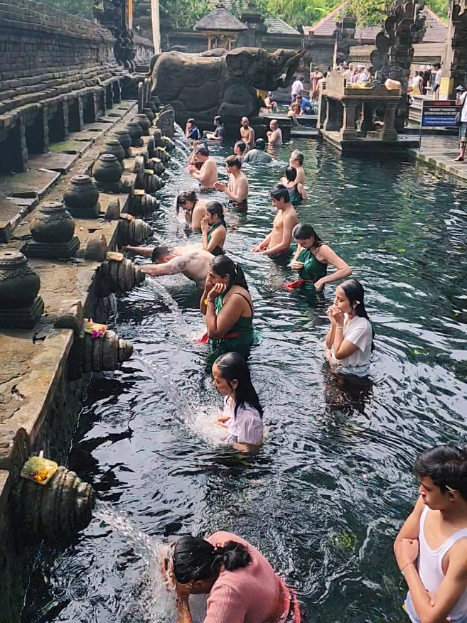 Melukat adalah tradisi membersihkan diri dengan mandi suci di sungai atau sumber air suci.  Tujuan utama melukat di Pura Tirta Empul adalah untuk membersihkan diri dari segala hal yang berbau negatif, baik jasmani maupun rohani. Melalui air suci Tirta Empul, ritual ini bertujuan untuk menyucikan diri, membersihkan pikiran, dan menghilangkan energi negatif yang mungkin menempel pada tubuh seseorang.