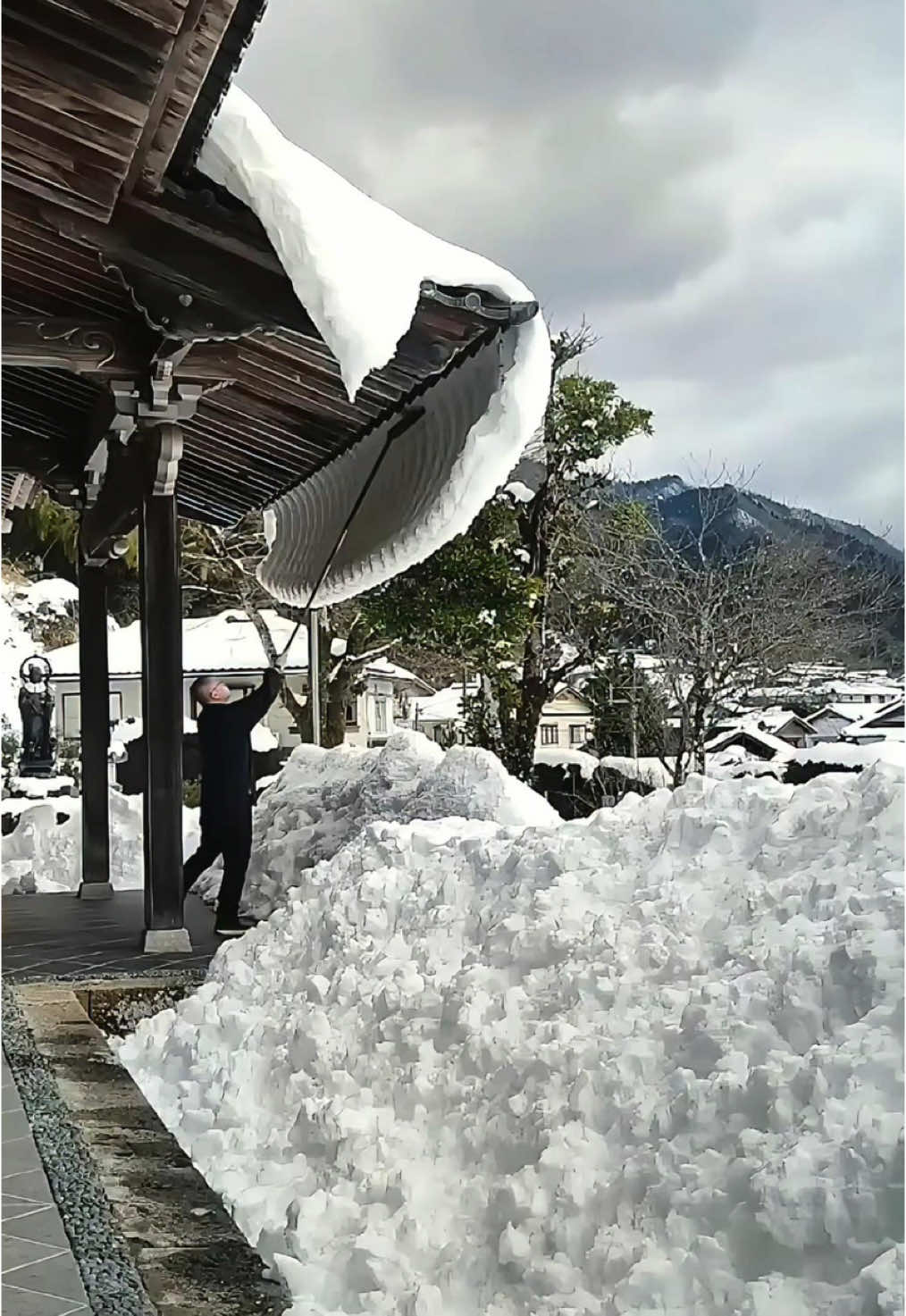 Roof snow removal #satisfying #snow #fyp #oddlysatisfying #ASMR 
