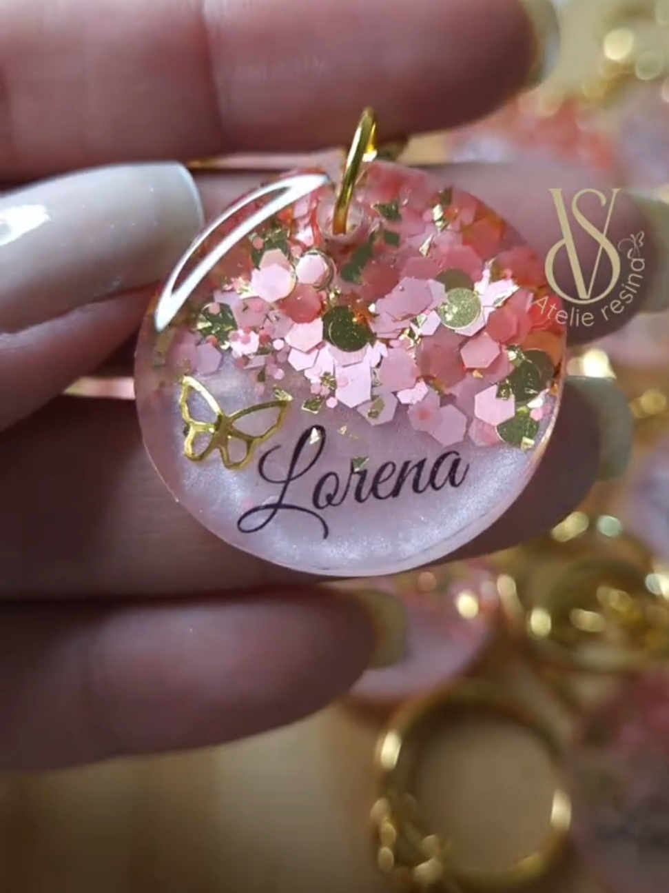 O presente perfeito EXISTE e é personalizado! 💖✨️ - Feito sob medida para combinar com você. Orçamentos pelo whatsapp ( 15 99825-5306 ) ●  Molde @estudiolilac ● Cupom : VS10 📍Encomende o seu e escolha a cor que desejar 📍 Enviamos para todo Brasil  ------------------------------------ #chaveirospersonalizados #chaveiroresinado #resinaepoxi #resineiros #arteemresina #artesanatocriativo  #presentefeitoamao #lembrancinhas