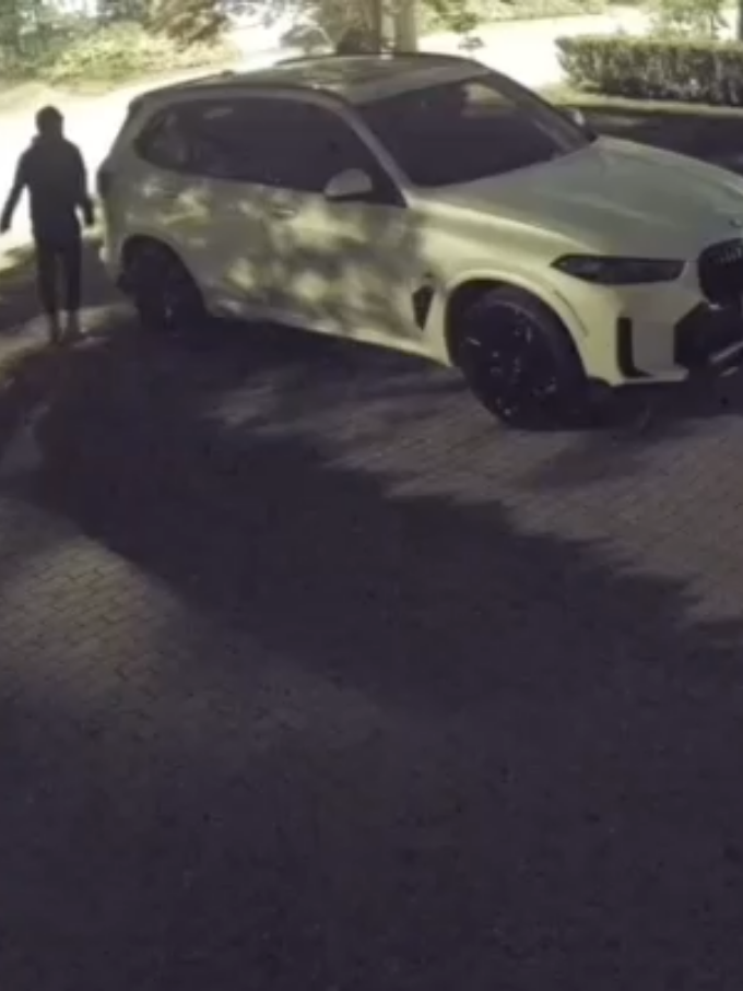 Just an extra motion sensor alarm at your parking lot can save your car from theft and vandalism. Invest little to save millions with us.It gives real time protection than an ordinary  camera! Delivery and Installation,call/WhatsApp+256754163518 #security #foryoupage  #fyp  #siren  #solar  #uganda  #car  #homesa #fyp  #videoviral 