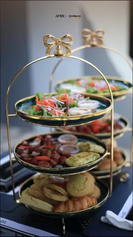 The other day with my friends @AMBE x DADDYWOMS KITCHEN  Ngl i enjoyed every single meal I had👌. From the breakfast tray to every meal on the lunch table. 10/10 🙌