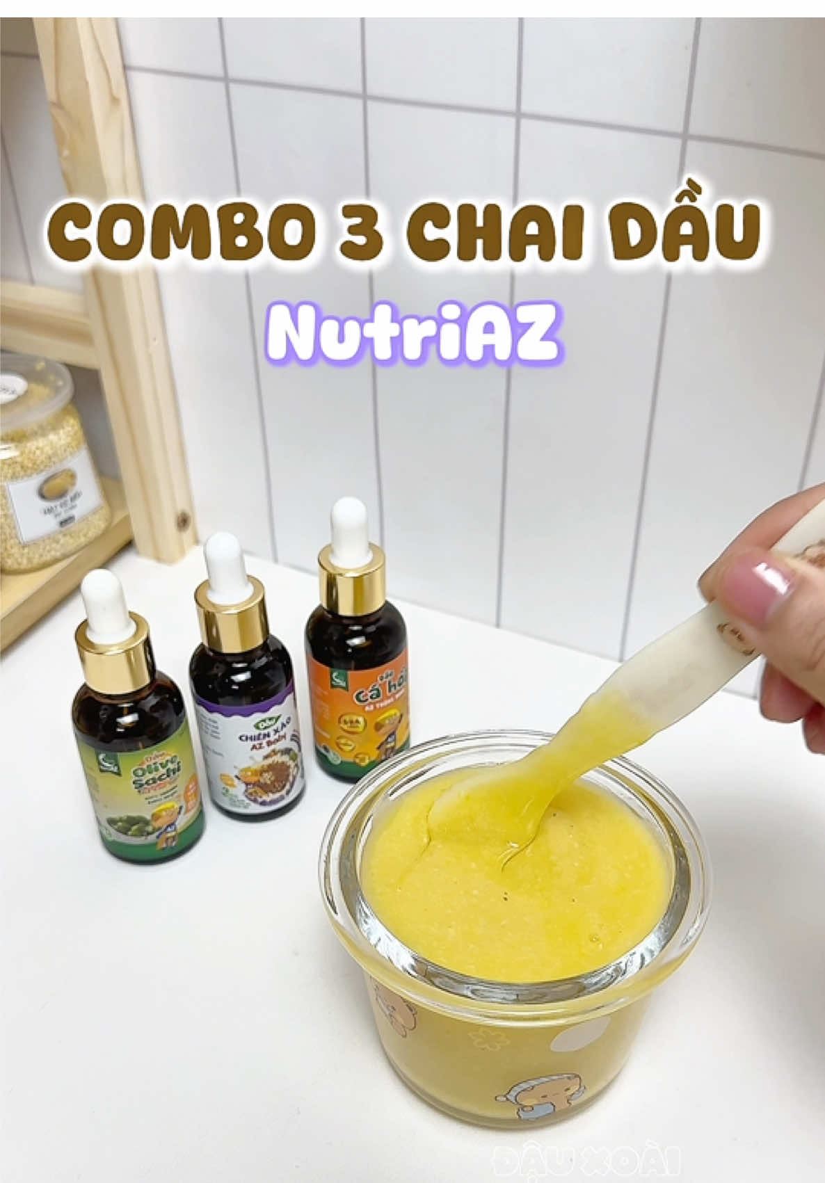 Dầu ăn dặm NutriAZ cho bé tiện lợi vì có cả dầu nêm cháo và dầu chiên xào nè các bà #andam #lamme #dauandam #xuhuong #nauchao #andamcungbe #nutriaz #nutriazvietnam #daucahoi 
