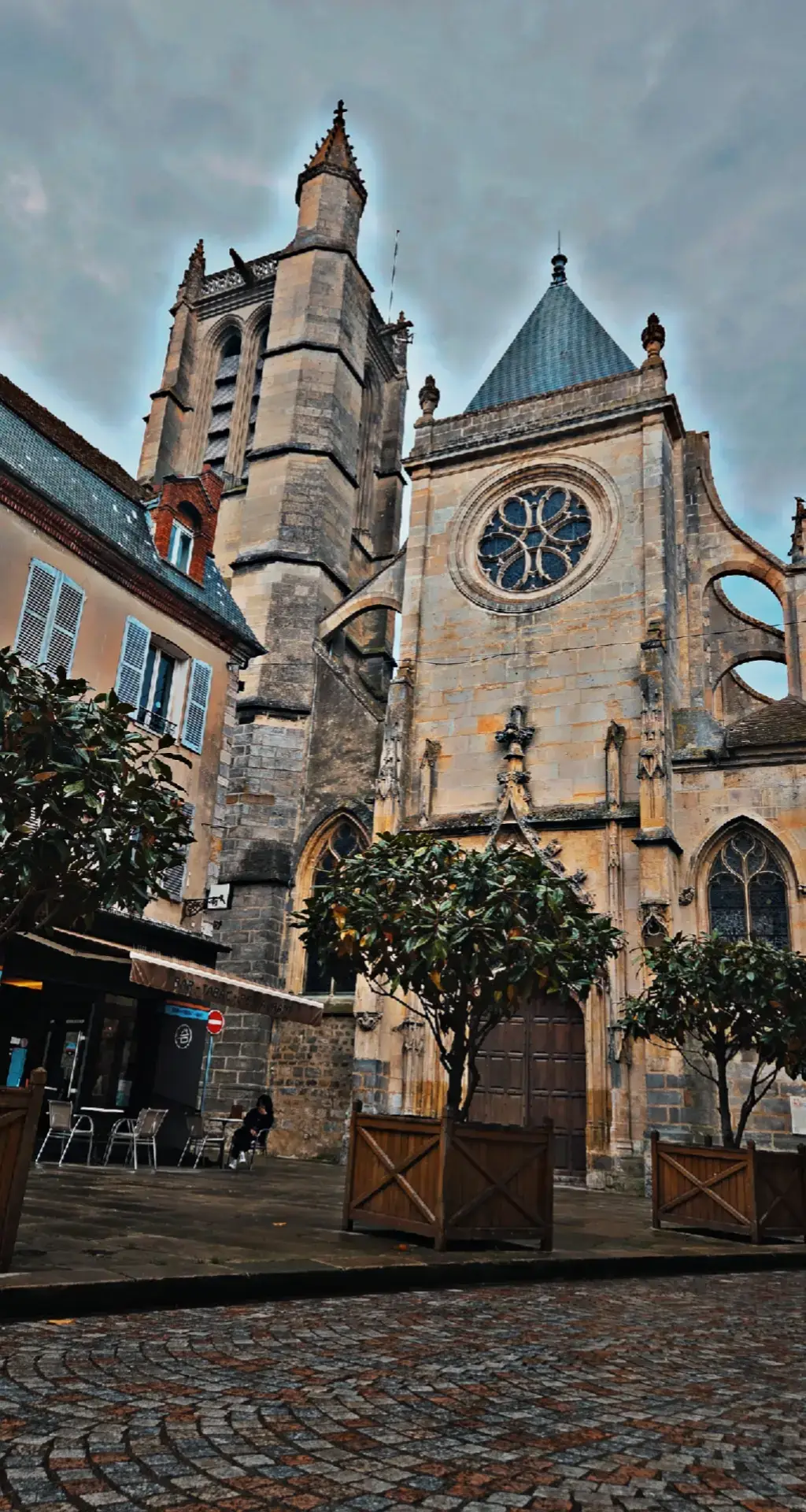#eglise #vie #mort #vivre #monumental #saint #sauveur 