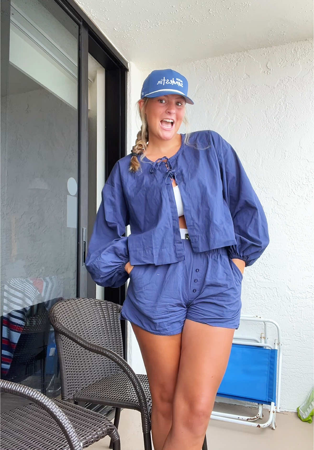 Beach fit of the dayyyy @DAILYDR!LLS !! 💙 #beachfits #dailydrills #dailydrillspoplin #poplinset #dailydrillsnavy #floridafits #beachcoverups 