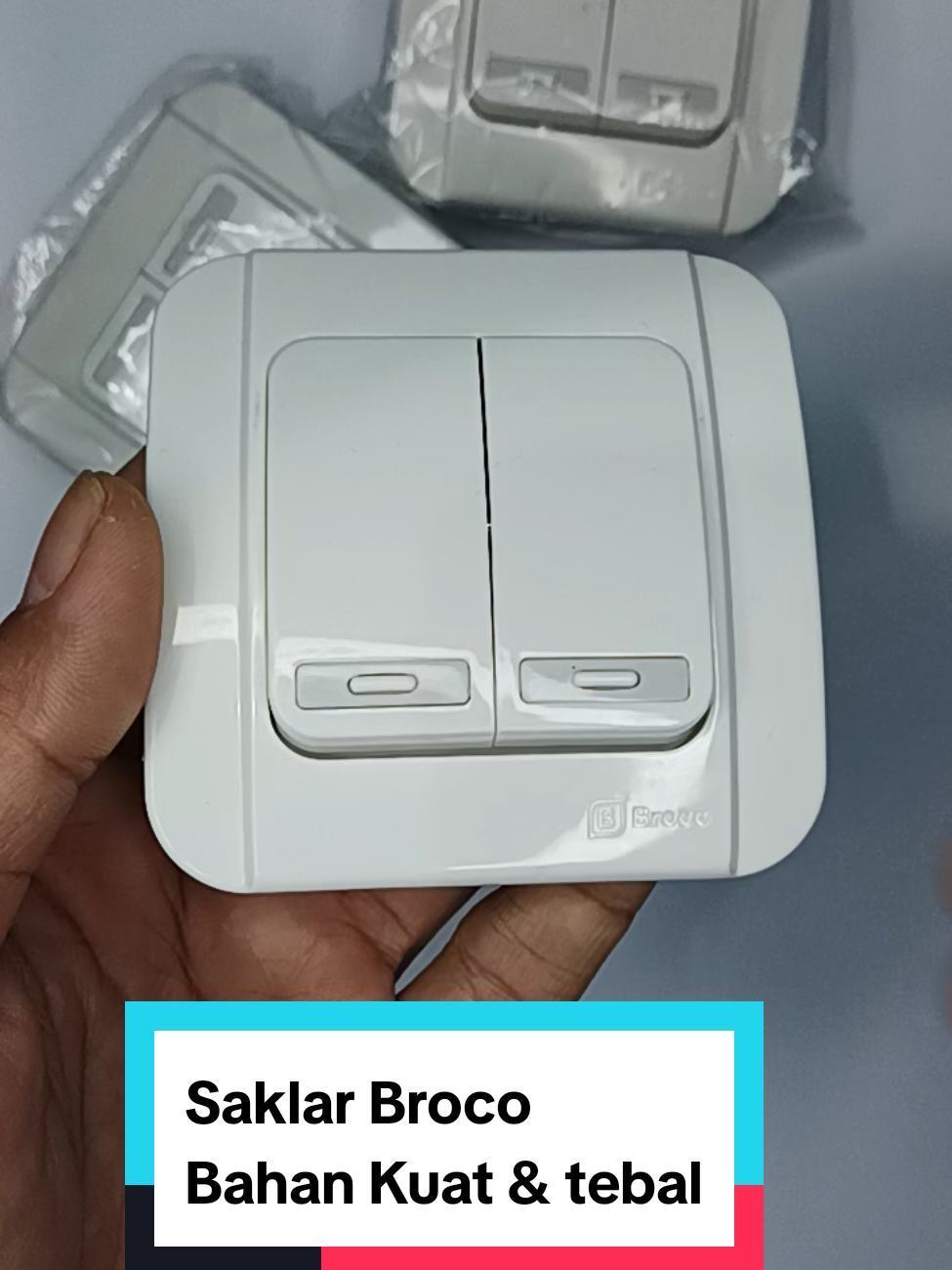 Saklar bagus banget merk Broco kuat ada platnya juga untuk memperkuat saklar ini. pengaitnya juga tebal dan bakal menempel kuat di dinding. cara pasangnya juga mudah tinggal ditekan saja, tidak perlu obeng untuk memasang kabelnya. rekomendasi banget buat kamu yang sedang membangun rumah atau mau menambah maupun mengganti saklar di rumah. #saklar #sakelar #switch #pengaman #diskon #diskontiktokshop 