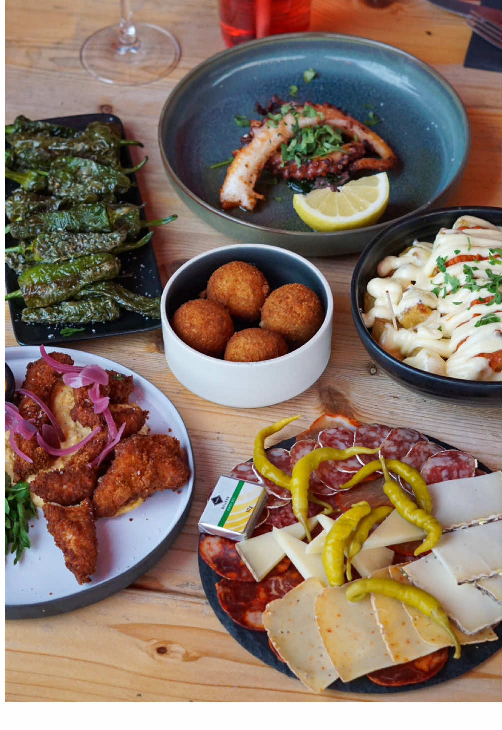 Bienvenue à L’Auberge Espagnole ! Direction l’Espagne tout en restant à Bordeaux ! Ici tu trouveras : ✨ Tapas ultra généreuses 🥩 Charcuteries ibériques 🍷 Sangria maison 🧡 Ambiance conviviale À tester pour passer une bonne soirée entre potes si t’es à Bordeaux ! #BordeauxFood #BonPlanBordeaux #tapas #LAubergeEspagnole #foodietiktok #Bordeaux #tiktokfood #pourtoi #RestosBordeaux 