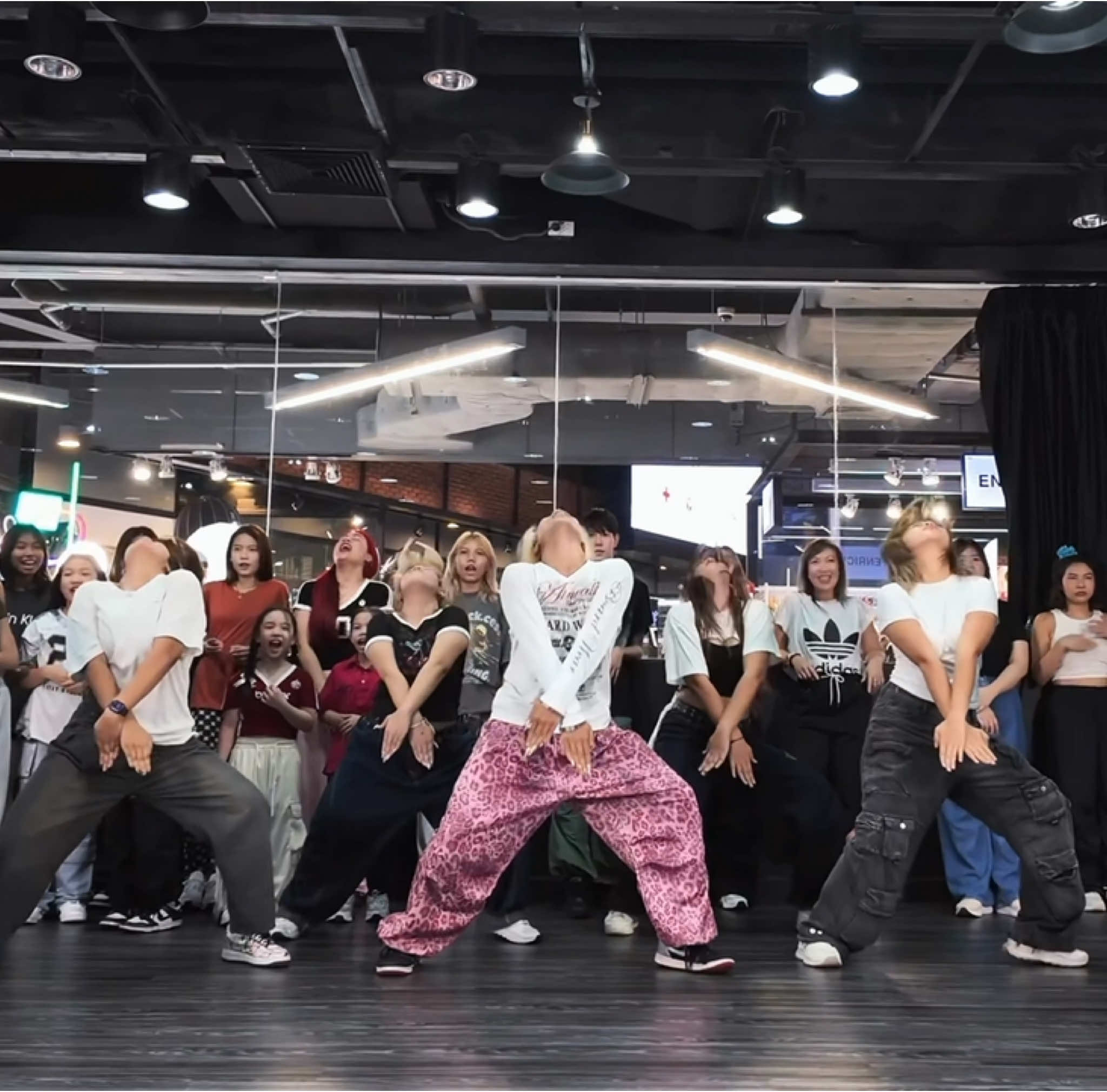 DC : ME @KATSEYE #eearthchoreo 