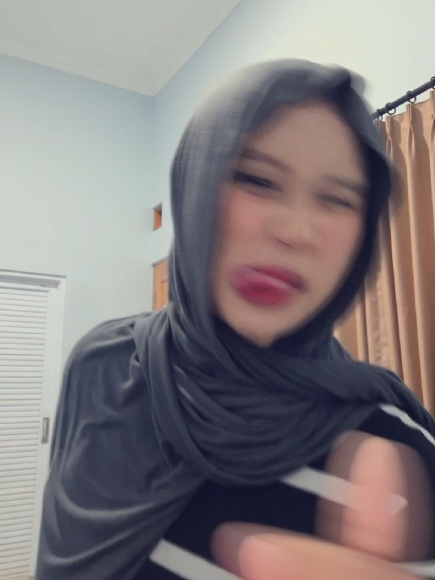 temanku semua pada jahat tante🥱