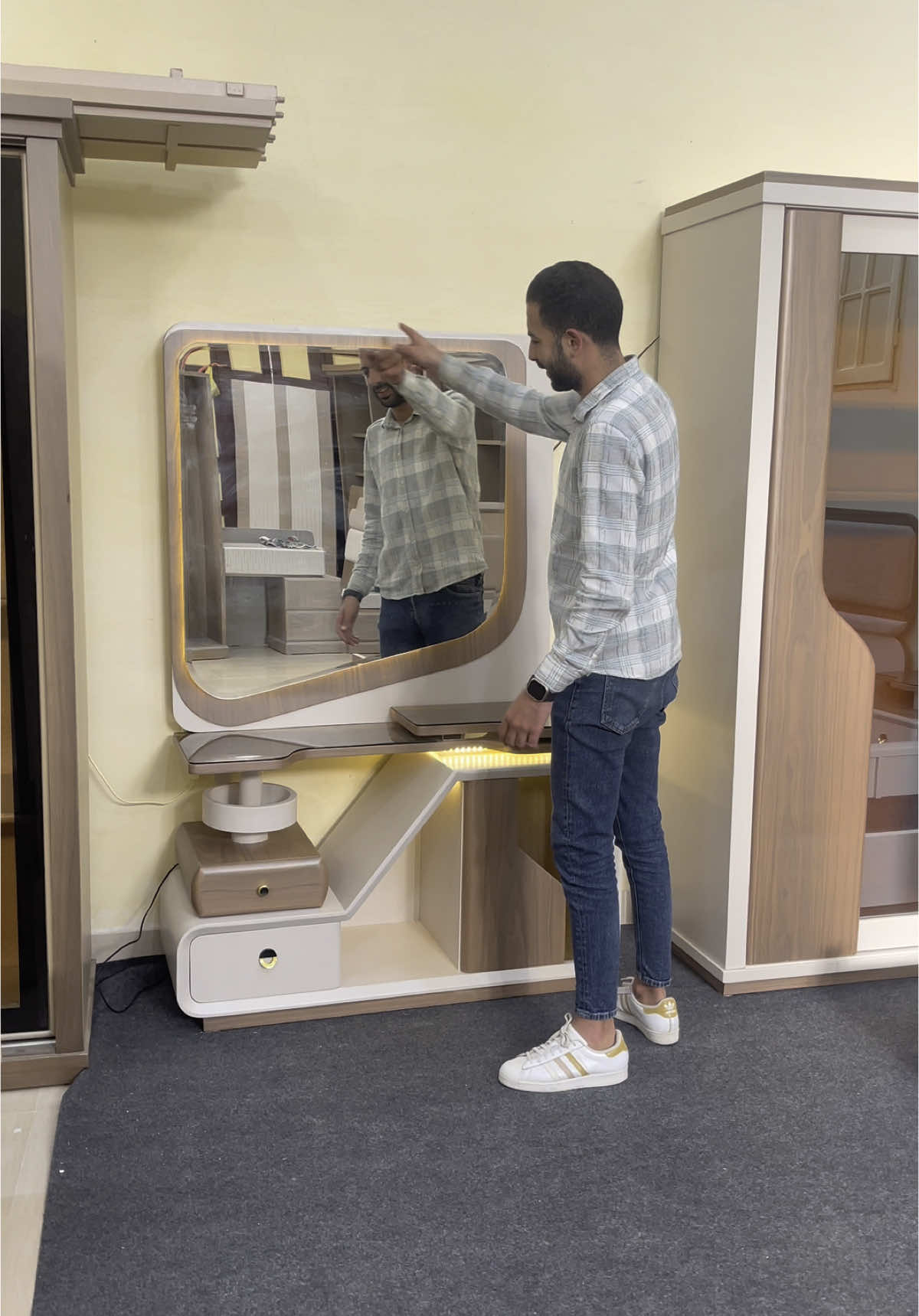 🪄 غرفة السُلَّم ✨ تسريحة بتفاصيل شيك ومرايات جذابة 🚪 دولاب دريسنج بـ 2 درفة واسع ومنظم 🛏️ سريرين من القماش المستورد المريح والراقي 🔧 شغل متقن – ✨ تشطيب عالي – 👀 إشراف من البداية للنهاية 🚛 شحن لكل المحافظات 📞 للتواصل واتساب أو مكالمة: [01013072355] #غرف_أطفال #غرف_نوم #نور_فيرنتشر #تشطيب_عالي #تسريحة_مودرن #سرير_قماش #دولاب_دريسنج #شحن_لكل_المحافظات #تصميم_راقي #TikTokFurniture#شعب_الصيني_ماله_حل😂😂 #دريسنج_عملي 