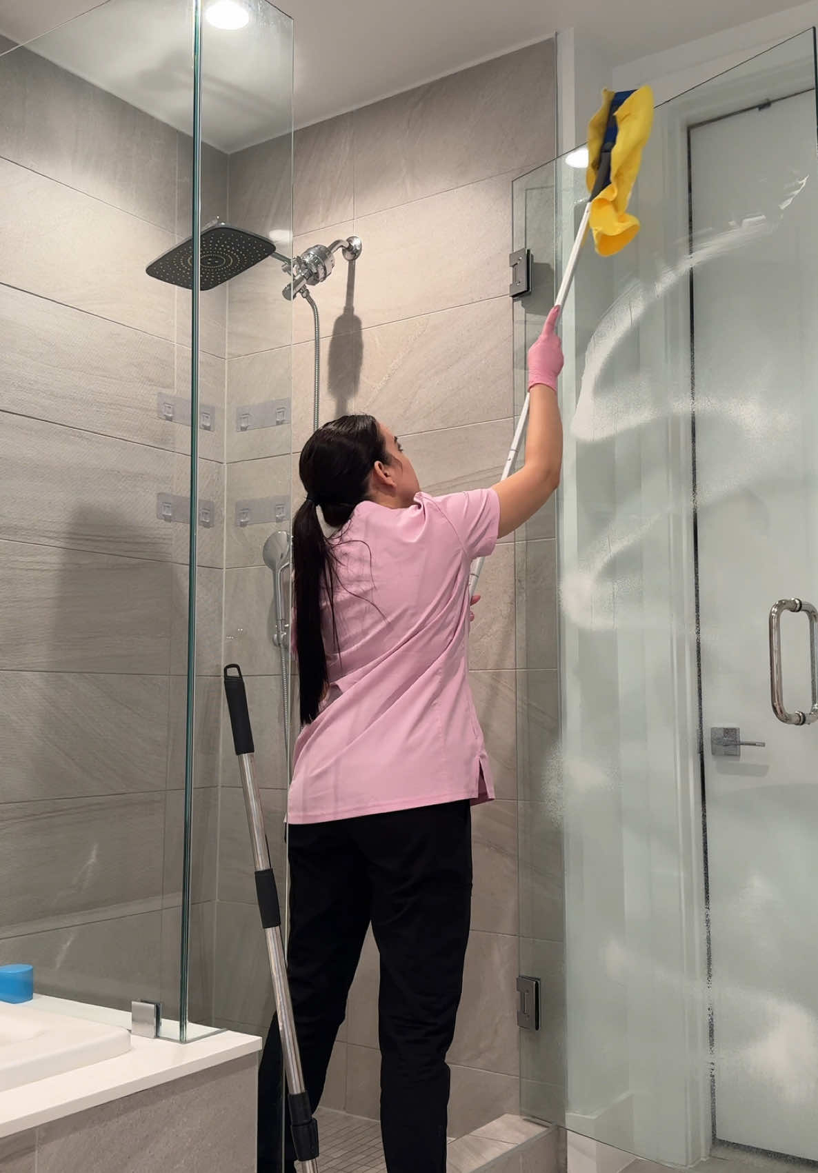 “Muchos quieren casas limpias, pero no todos valoran el trabajo que hay detrás. 🧼💪🏻 Limpiar no es ‘fácil’ ni ‘rápido’, es esfuerzo, tiempo y dedicación.” #RespetoAlTrabajo #ValorElEsfuerzo #HouseCleaningHouston #ServicioDeLimpiezaHouston #CleaningServicesHouston #LimpiezaEnHouston #CleaningProfessionals #ApoyaElTrabajoHonesto #HoustonCleaningService #LimpiezaProfunda #LimpiezaDelHogar #HoustonTX #ServiciosDeLimpieza #CleaningLife #TrabajadoresQueInspiran #HogarLimpio