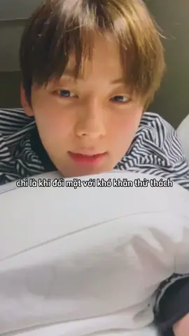Này, khi nào mà cuộc đời tự dưng vật ngã bạn 1 cái thì hãy nhớ nhé #minhyun #hwangminhyun 