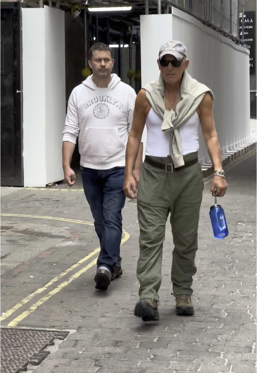Bruce Springsteen looks cool as he enjoys a walk around Manchester #brucespringsteen #bornintheusa #streetsofphiladephia #dancinginthedark #manchester #video #tour #fashion 