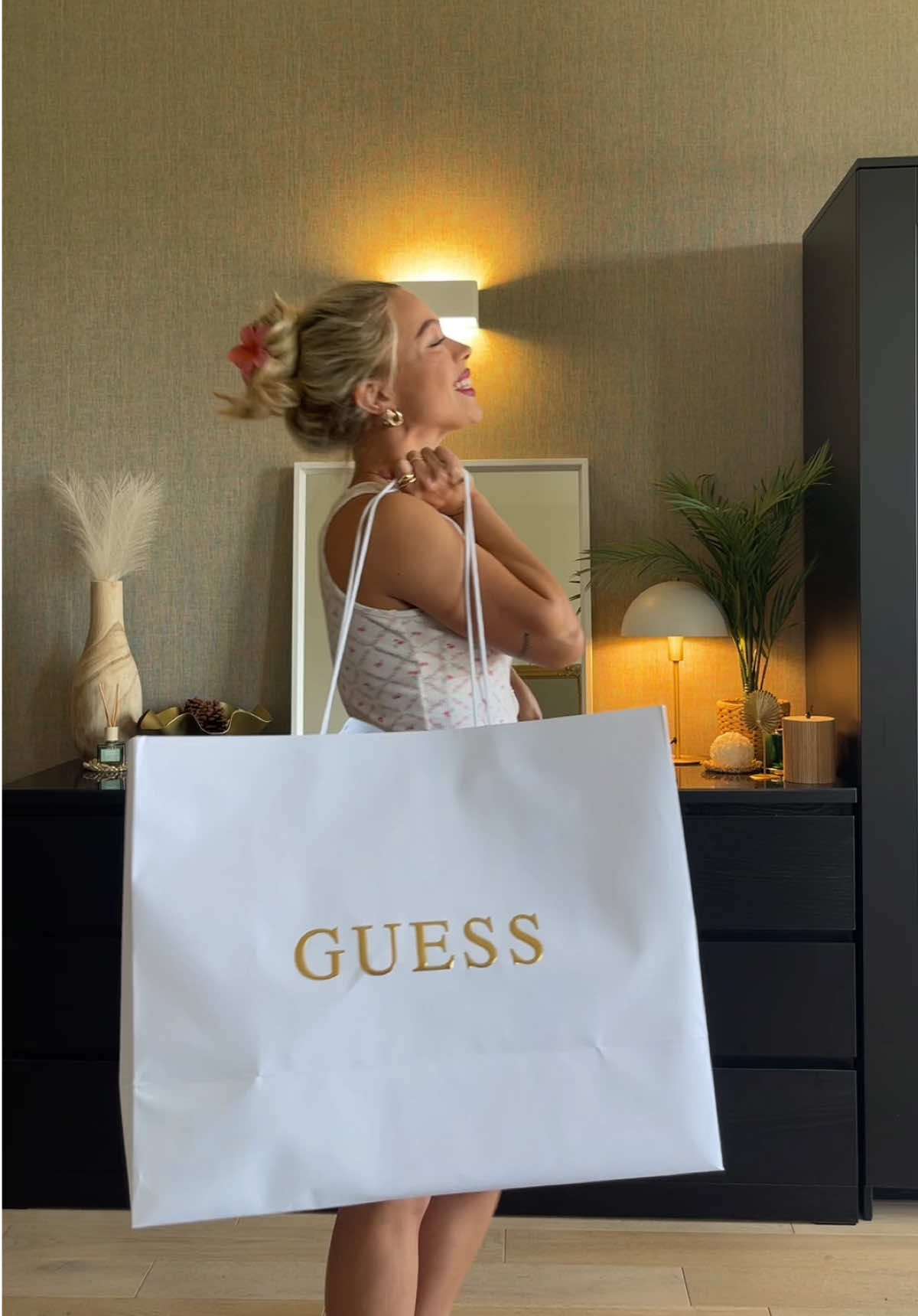 Koja kombinacija vam se više dopada? 🤭👀 @GUESS @fashionandfriendsbalkan #chooseyouroutfit #balkantiktok #milatv #outfit #obucisesamnom #getdressedwithme #guess 