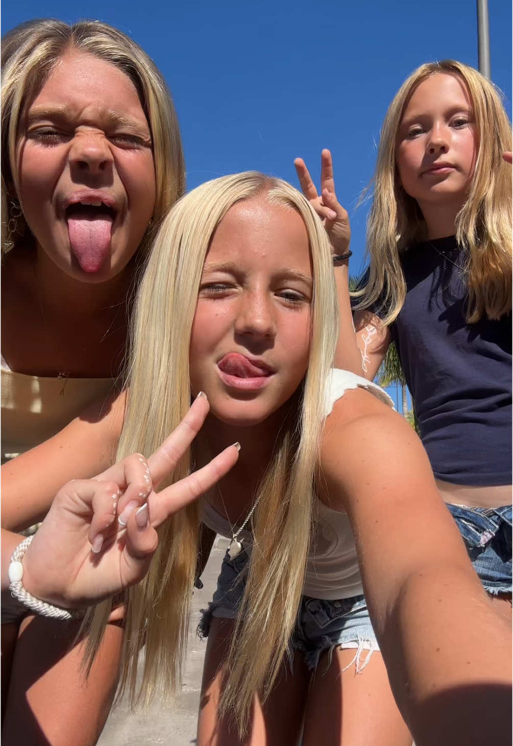 Solig Dansii med @Leonore🍸⭐️ @elicialily2 #soligt #sol☀️ #sol #trio #bästatrion #shakeyourbody #marbella #soft #böst #brun? #spanien #lily #elicia #leonora #fördigpage #fördig #fyp #blond #blondish #solen #💪🏼 