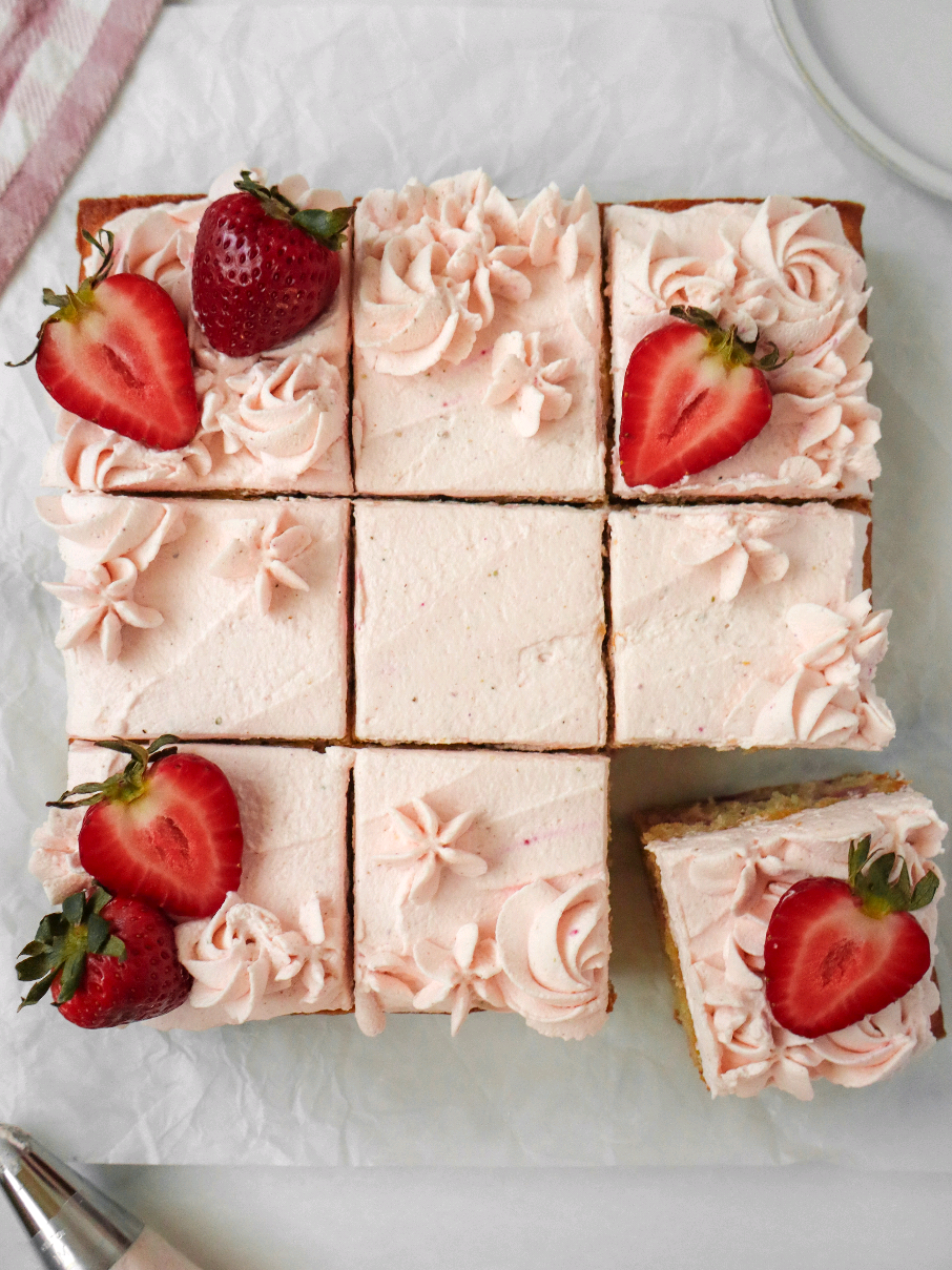 Strawberry Rose Cake 🍓🌹💕 #baking #cake #strawberrycake #dessert 