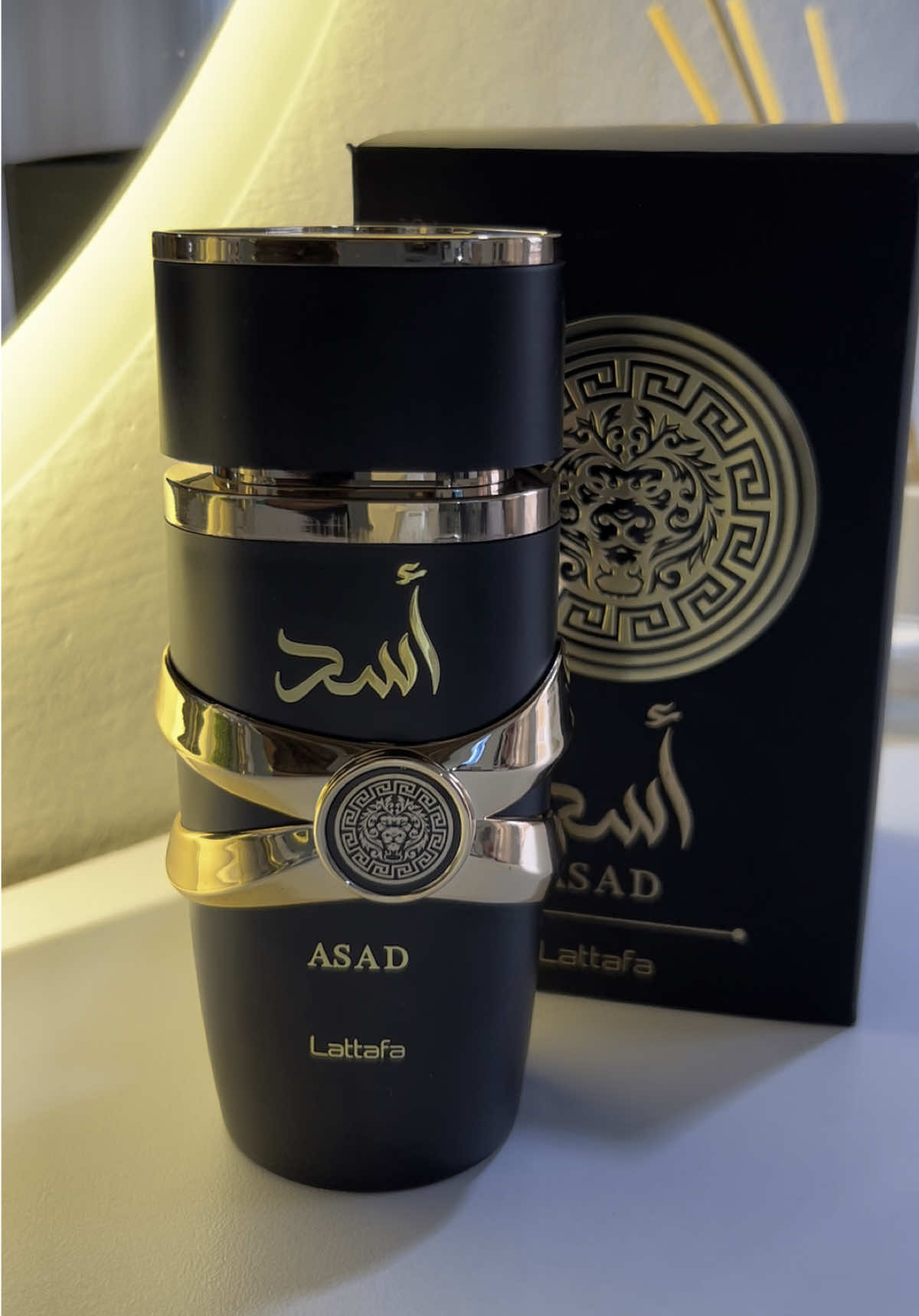 Asad de Lattafa Perfumes es una fragancia para Hombres. la pimienta negra, el café y el iris aportan pulcritud, mientras la vainilla y el ámbar en la base dan calidez sin caer en lo gourmand. Estas notas crean un aura madura, ideal para mayores de 35 años, perfecta para eventos semiformales o noches frescas. #perfumesmasculinos #perfumesarabes #asad #cumanavenezuela 