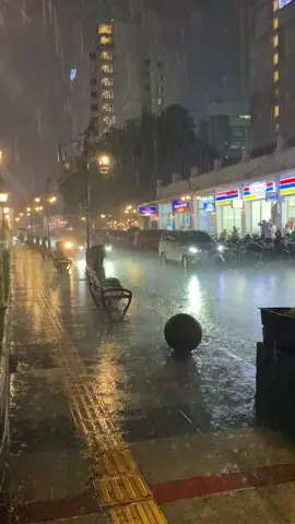 Malam hari di bandung + hujan #xyzbca #fyp #bandung #braga 