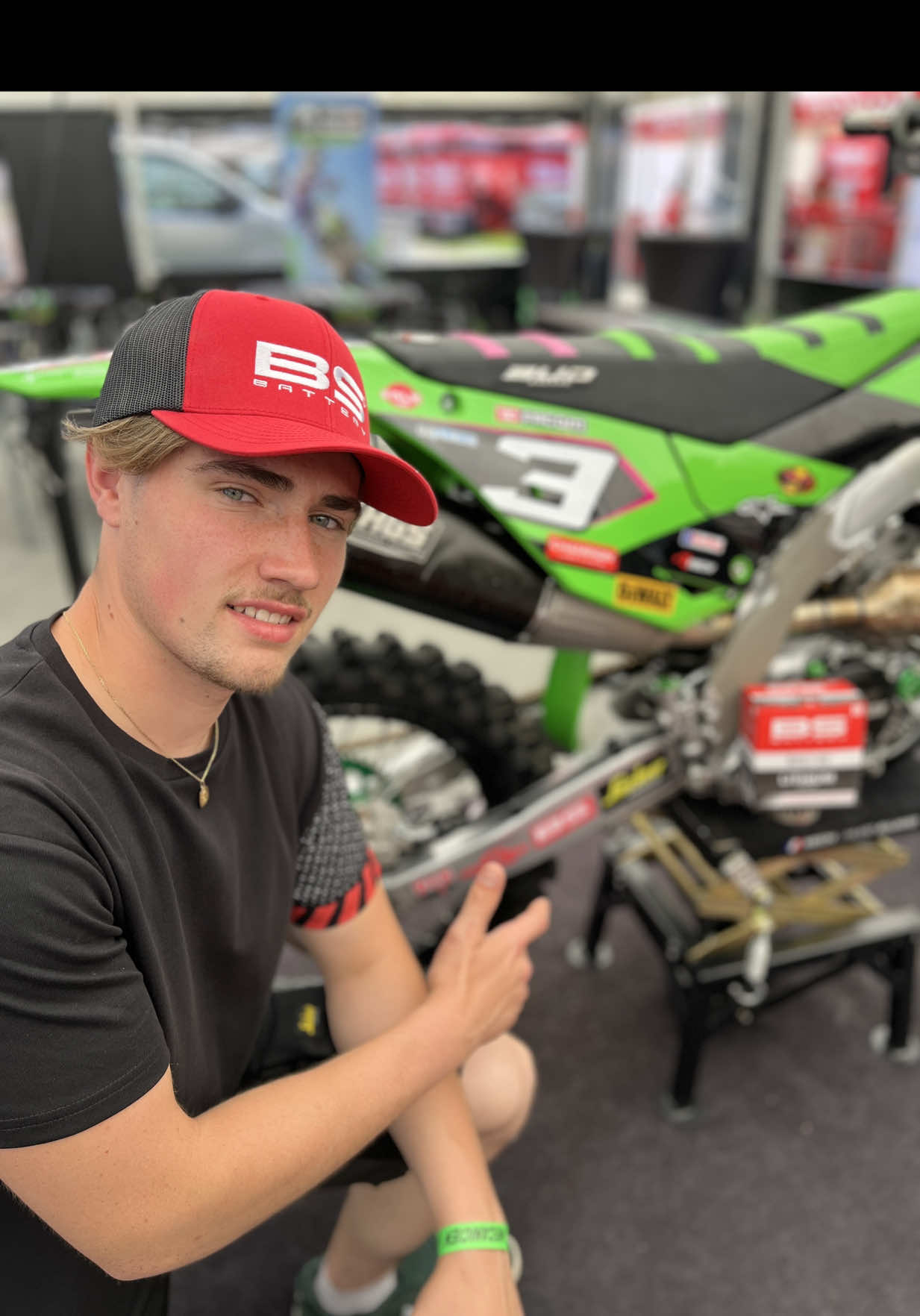 VIS MA VIE by @bud__racing x @bsbatteryofficial ❤️‍🔥 Le grand gagnant du concours « vis ma vie » vous raconte sa journée au sein du team le week-end dernier à Gaillac Toulza, il s’est glissé dans la peau d’un mécano pour un week-end📽️⚒️