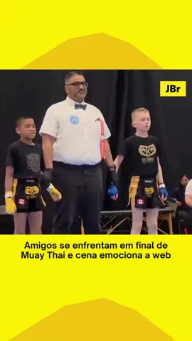 🥹 Os pequenos Mason e Michael avançaram no campeonato de Muay Thai e, na final, precisaram se enfrentar. Ao final da luta, uma cena comoveu a internet: um entregou a medalha para o outro e, logo depois, os dois se abraçaram emocionados. O gesto de amizade e respeito viralizou nas redes e recebeu milhares de comentários elogiando a maturidade e o companheirismo dos dois. 🎥 Reprodução #MuayThai #Esporte #Amizade #Infantil #jornaldebrasilia