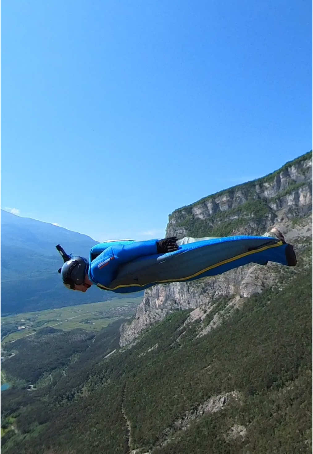 Fly like a bird 🦅 _____________________________ #brentobaseschool #tandembaseeu #basejump #adrenalin #adrenalina #parachute #parachute #italy🇮🇹 #skydive #wingsuit @TandemBASE.eu @Freefallcommunity @insta360_official 