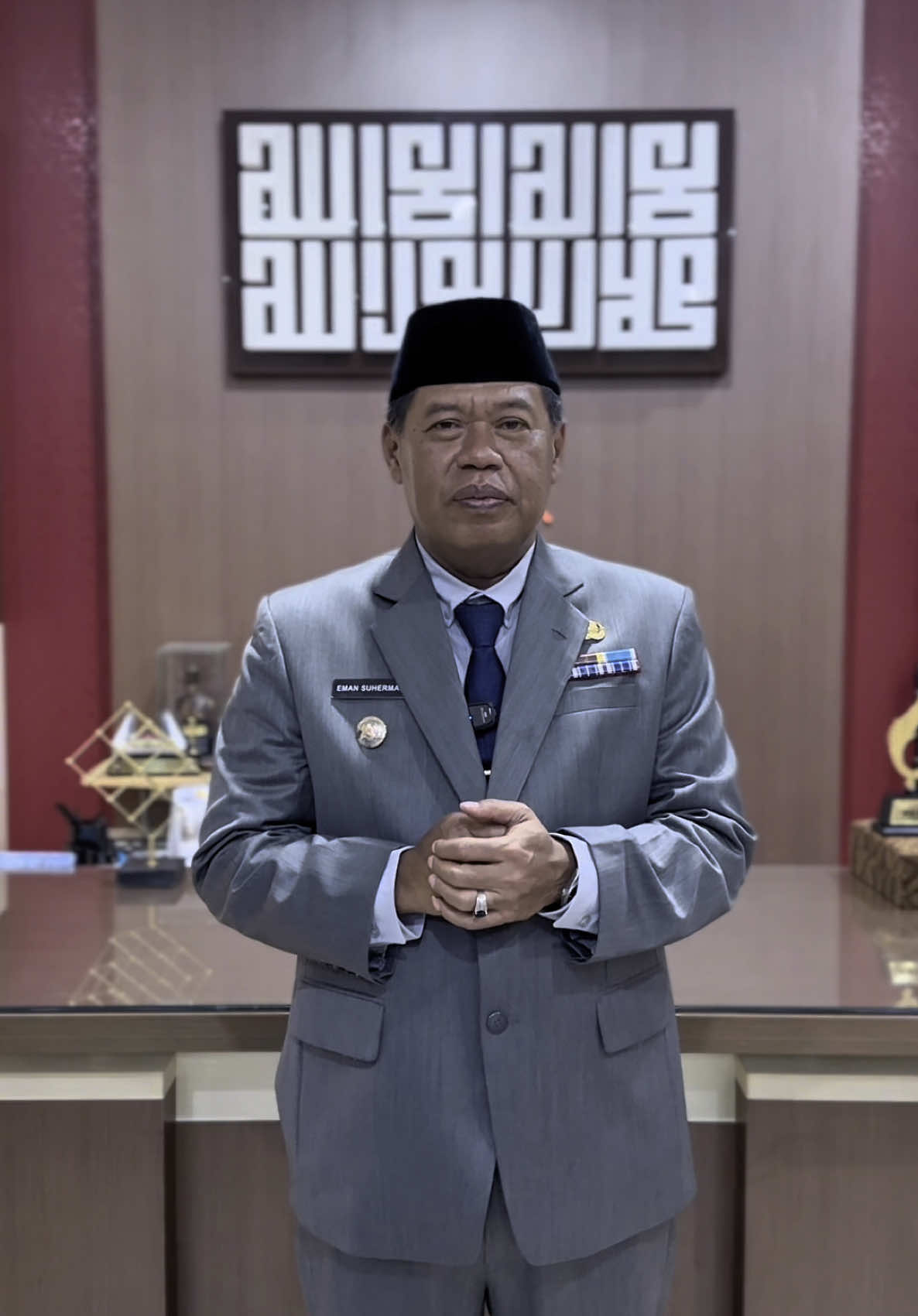 Assalamu’alaikum warahmatullahi wabarakatuh. Salam sejahtera untuk kita semua. Dalam rangka Hari Jadi Kabupaten Majalengka ke 535, saya mengajak seluruh masyarakat untuk menyemarakkan momen ini dengan kepedulian sosial. Pemerintah Daerah melalui BAZNAS Kabupaten Majalengka akan mengadakan Gerakan Infak Desa pada tanggal 3 sampai 7 Juni 2025. Program ini mengajak semua elemen masyarakat ASN pelaku usaha dan para dermawan untuk menyalurkan infak dan sedekah melalui UPZ desa dan kecamatan. Seluruh dana yang terkumpul akan diberikan kepada anak-anak yatim dan para jompo pada puncak Hari Jadi 7 Juni 2025. Mari kita jadikan momentum ini sebagai ajang berbagi kebaikan memperkuat solidaritas dan mempererat tali kemanusiaan. Semoga setiap kebaikan dibalas dengan keberkahan oleh Allah SWT. Majalengka semoga terus maju dan sejahtera. Wassalamu’alaikum warahmatullahi wabarakatuh. #majalengka #majalengkalangkungsae #emansuherman