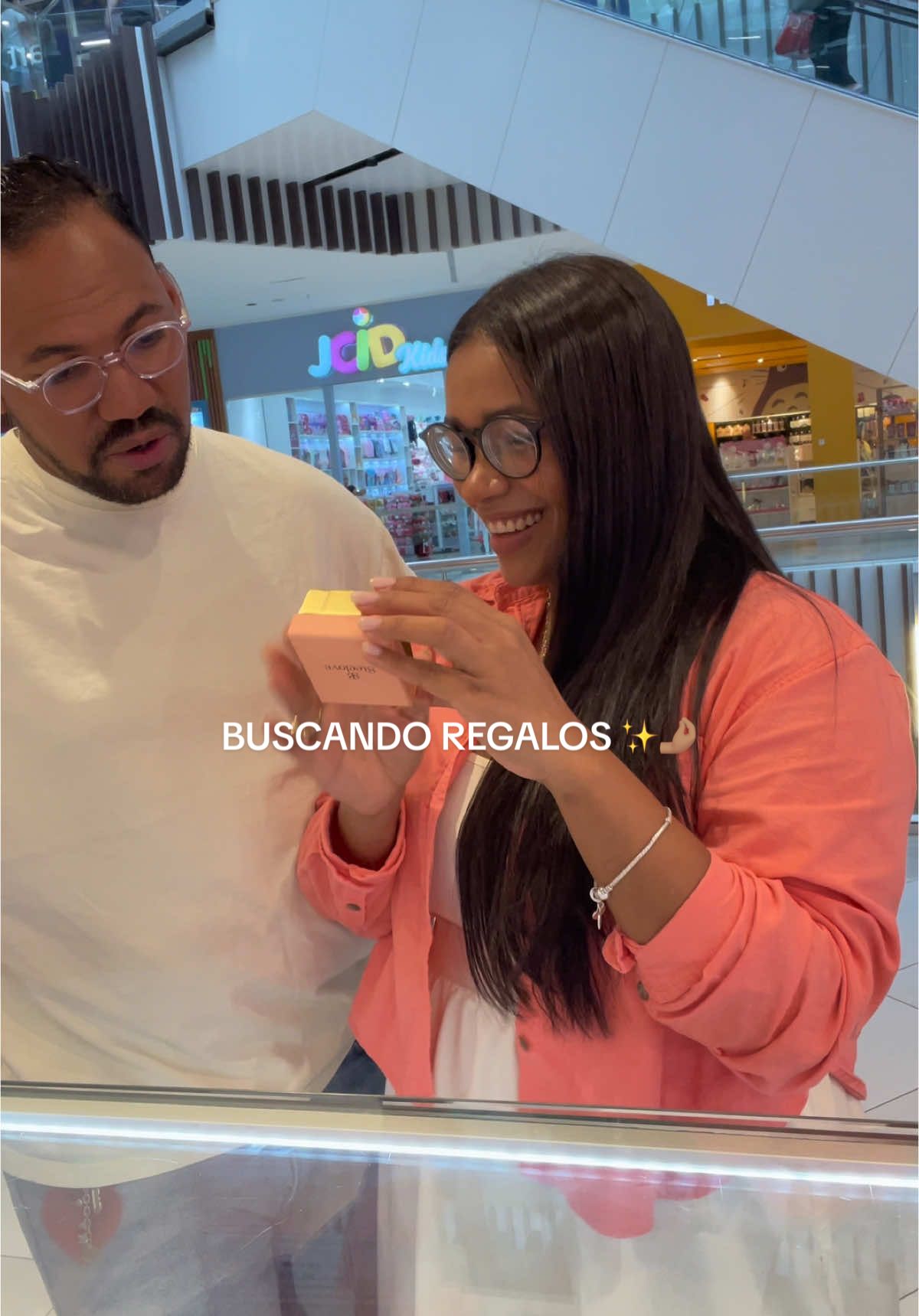 Ahora yo soy esa mamá que dice : “yo lo único que quiero es que ustedes se porten bien” 🤣  fui a Steel love en Dowtonw y amé todos los sets para mamá! #mom #MomsofTikTok #momlife #grwm 