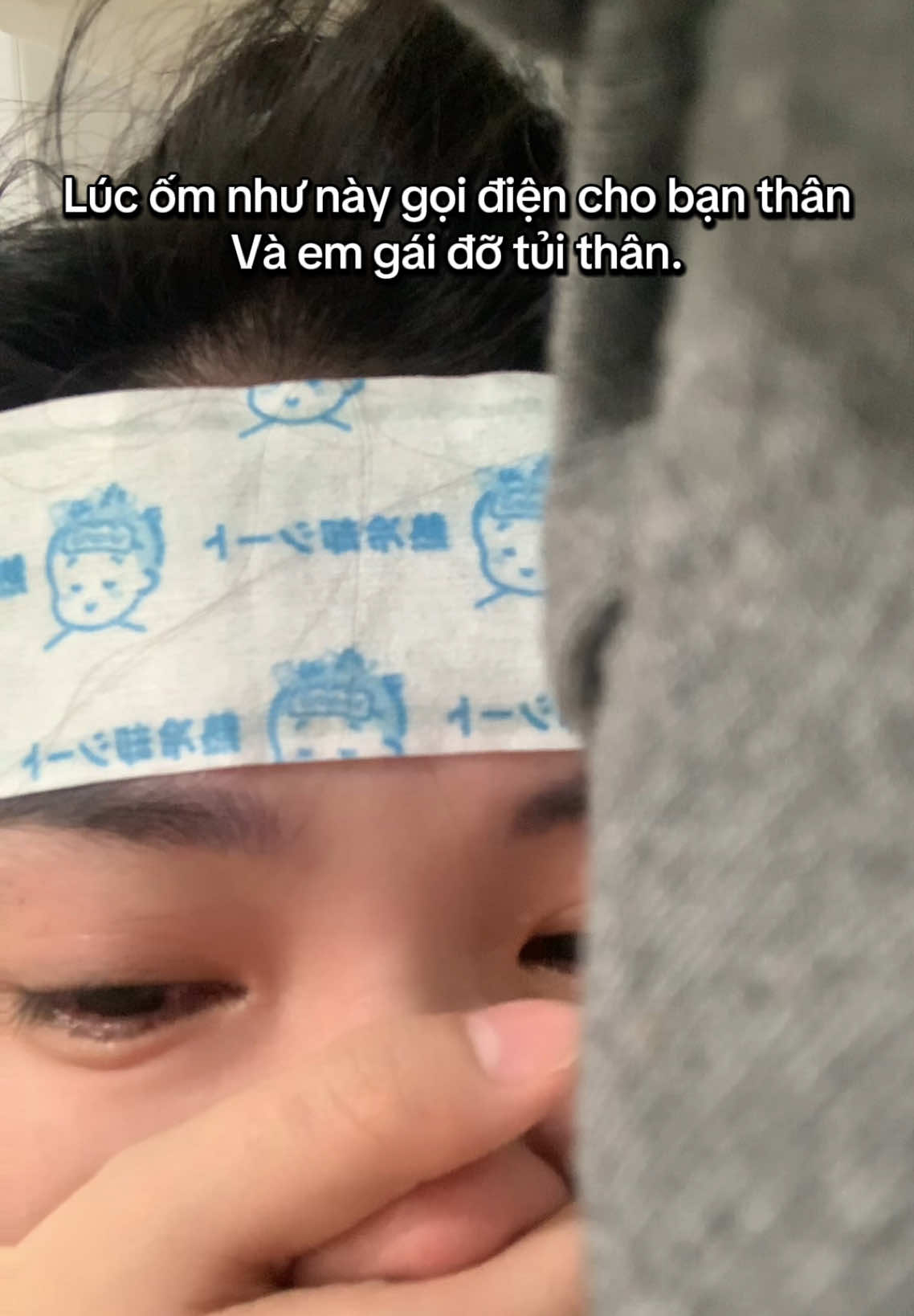 Cả ngày đau bụng, mệt, khó chịu. 18:00 uống hoạt huyết, dán hạ sốt. 21:00 tỉnh dậy, mệt, sốt, tủi thân. 