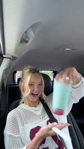 me freaking out over starbucks: #summerskiesdrink #summerberryrefresher #starbucks 