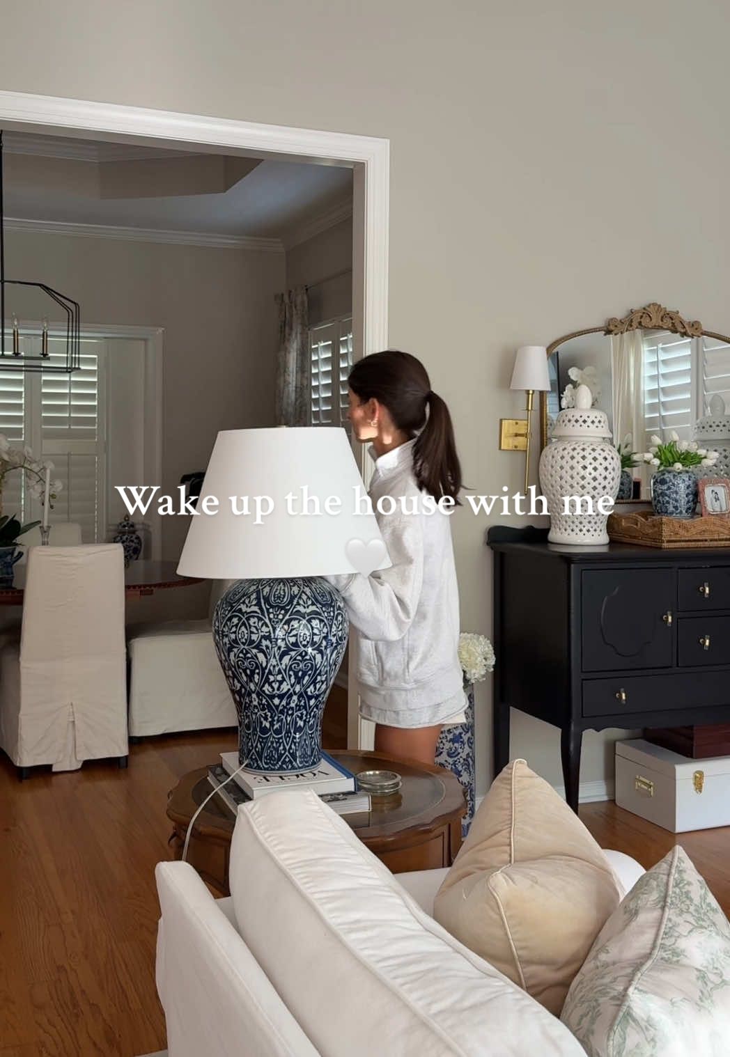 Wake up the house with me 🌤️ #lundenandolivia #wlw #wlwcouple #wlwtiktok #wlwtok #lesbiansoftiktok #lesbiancouple #homedecor #morningroutine #morning #CleanTok #routine 