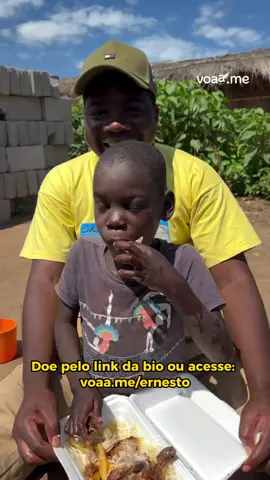 Ele alimenta mais de 600 crianças por semana em Moçambique. Algumas são cegas, outras não andam. Quase todas enfrentam fome extrema. 💔 Hoje, Ernesto mandou esse vídeo... É de partir o coração. 🥺 Vamos juntos alimentar essas crianças? 💛 Link na bio