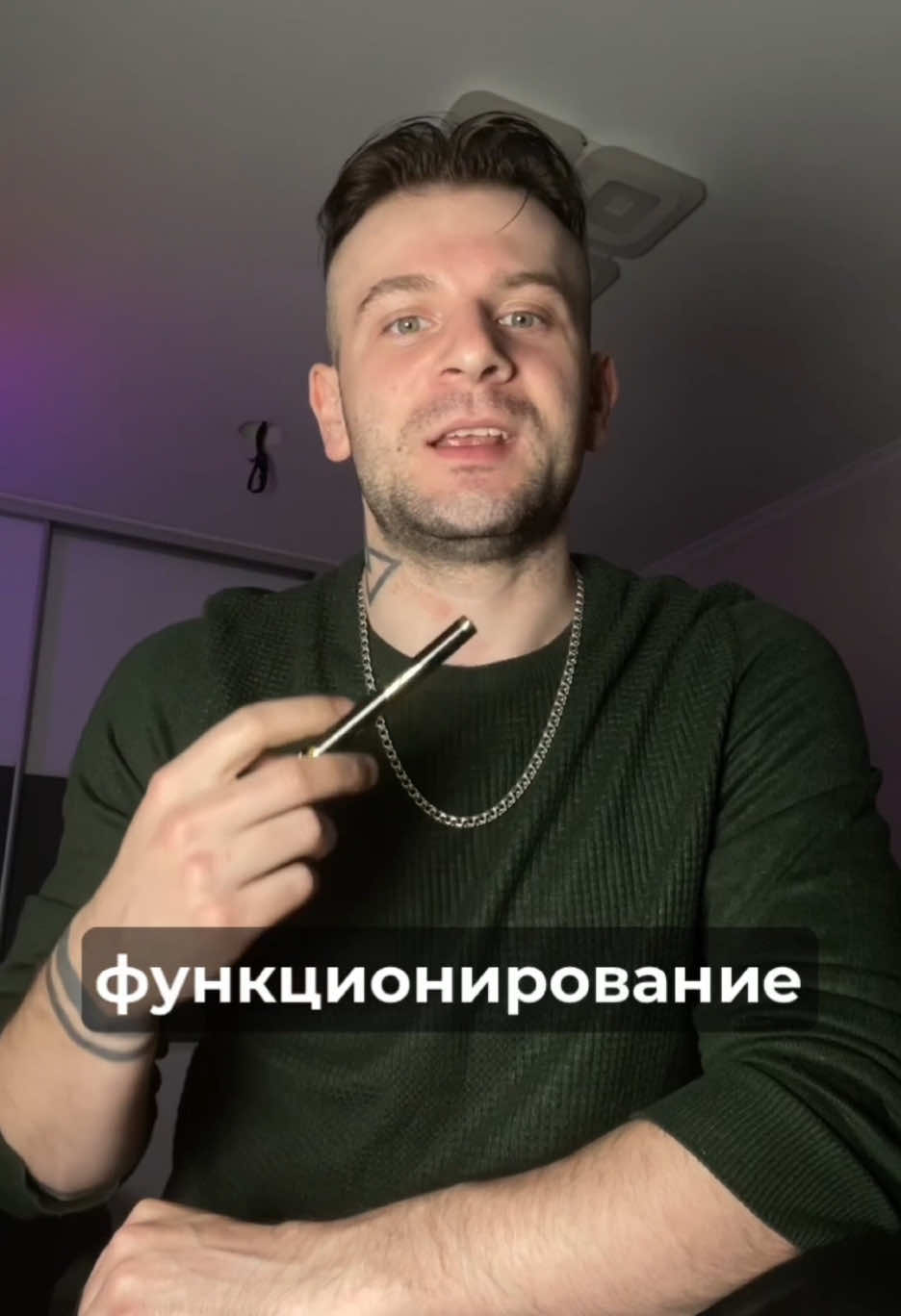 Когда ты выпрямляешь спину: — дыхание становится глубже — больше кислорода, меньше усталости; — мозг работает лучше — легче концентрироваться и запоминать; — ты выглядишь увереннее — и окружающие это чувствуют; — внутреннее состояние меняется — меньше тревоги, больше спокойствия. Ровная осанка — маленькое действие с большим эффектом. Начни с этого — и посмотри, как меняется всё.