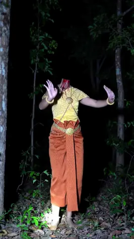You’re walking alone in the forest when someone dancing like this starts coming toward you #ghost #dance #viral #tiktok #foryoupage #fyp 