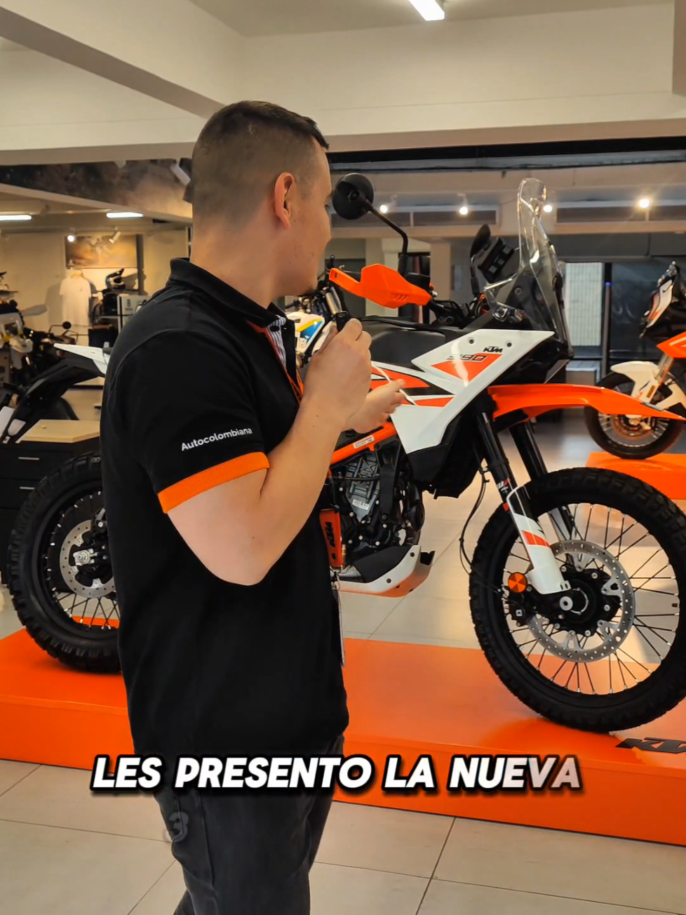 Nueva KTM 390 adventure R 🍊😎 Que tal les parece este modelo?Recuerden que la tenemos en preventa y la pueden ver fisica en nuestra vitrina de Autocolombiana ubicada en la cll 10 50 240  #ktm #ktm390adventurer #f2r2025  #lanzamientos #medellin #motos 