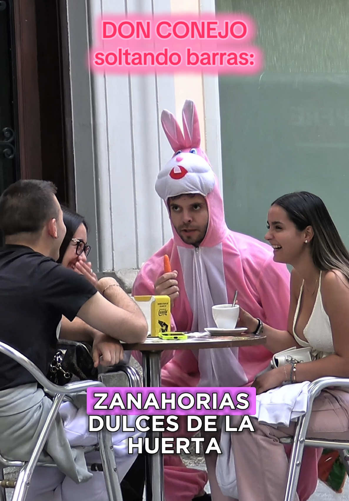 Aparece Don Conejo y suelta barras a desconocidos #absurdo #conejo #risastiktok 