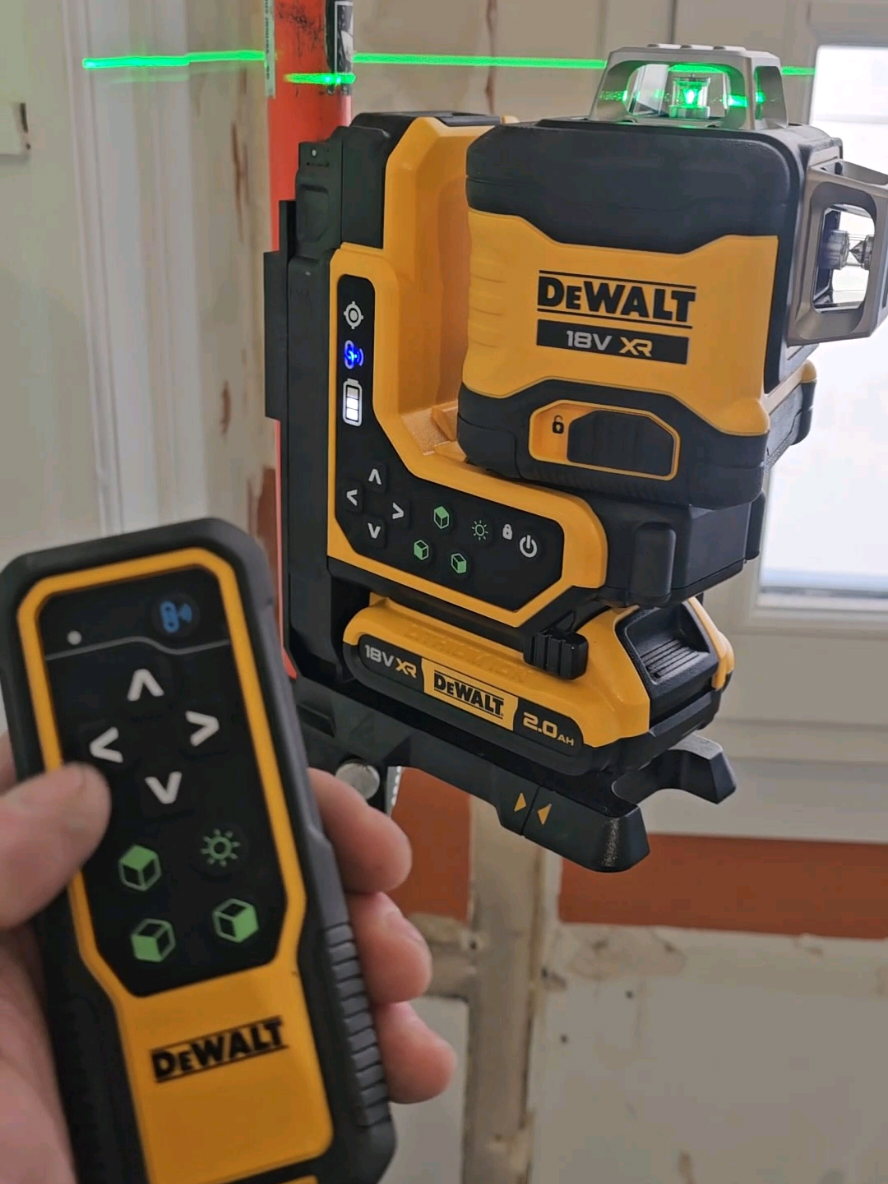 Aujourd'hui, je te présente un de mes coups de coeur de 2025 ! Le laser Dewalt multilignes vert 3x360 télécommandé DCLE34035D1-QW. Une petite merveille qui va te faire gagner du temps et te rendre encore plus précis lors de tes travaux, que tu sois à 1 ou bien 30 mètres, tu vas pouvoir régler ton laser avec facilité, rapidité et précision grâce à ca télécommande qui va te permettre à distance, d'allumer chaque faisceau indépendamment, de le régler la luminosité et de le faire pivoter, monter et descendre tout en étant à proximité du repère que tu t'es fait ! Tu l'auras compris, ce laser est destiné à énormément d'utilisateurs dans n'importe quel métier du bâtiment et bien plus encore ! Collaboration commerciale  #dewalt #laser #precision 