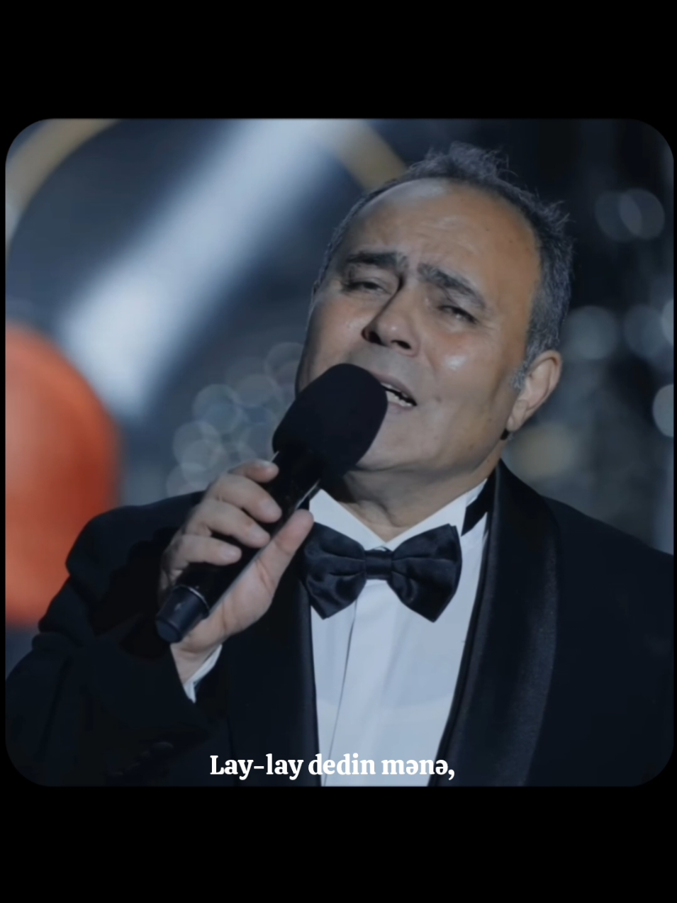 Musiqi: Sevil Aliyeva, Sözlər: Fikrət Qoca Əziz anam, şirin sözlü anam, Qəlbin kövrək, eşqin solmaz bahar. Gülər üzlü, qara qözlü, anam. Hara getsəm gözün mənə baxar. Ana, gəlbim bu laylarla gəzər Doğma səsin ömrü gülbəzər Laylay dedin ana, laylay dedin mənə, Həyat verdin mənə, əziz ana. Laylan hələ yaşar, laylan ellər aşar, Günəş kimi yana yana, ana. Ana, səsin aydın səhər ola, Ana, qəlbin geşik çəkər bizə. Yolum üstə uzağ səfər ola, İşığ dolar nurdan düşən gözə. Mənim görək gözüm sənsən, ana, Ömrüm gürüm özüm sənsən, ana Laylay dedin ana, laylay dedin mənə, Həyat verdin mənə, əziz ana. Laylan hələ yaşar, laylan ellər aşar, Günəş kimi yana yana, ana. Laylay dedin ana, laylay dedin mənə, Həyat verdin mənə, əziz ana. Laylan hələ yaşar, laylan ellər aşar, Günəş kimi yana yana, ana. Həyat verdin mənə, əziz ana. Günəş kimi yana yana, ana. Musiqi: Sevil Aliyeva, Sözlər: Fikret Qoca #azərzeynalov #gilavarkonserti #tiktokaz #fyp #fffffffffffyyyyyyyyyyypppppppppppp #anam#ezizanam #əzizanam @Turan Zeynalov 