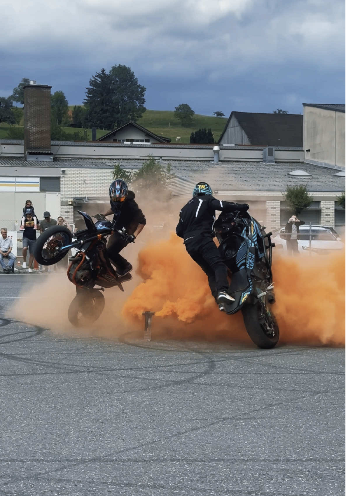 Stuntshow with @Keree | Supermoto  @Pyrostar 🔥🤝🏽 #motorcycle #mototech #kawasaki #kawasakischweiz #bikelife #wheelies #pyrostar 