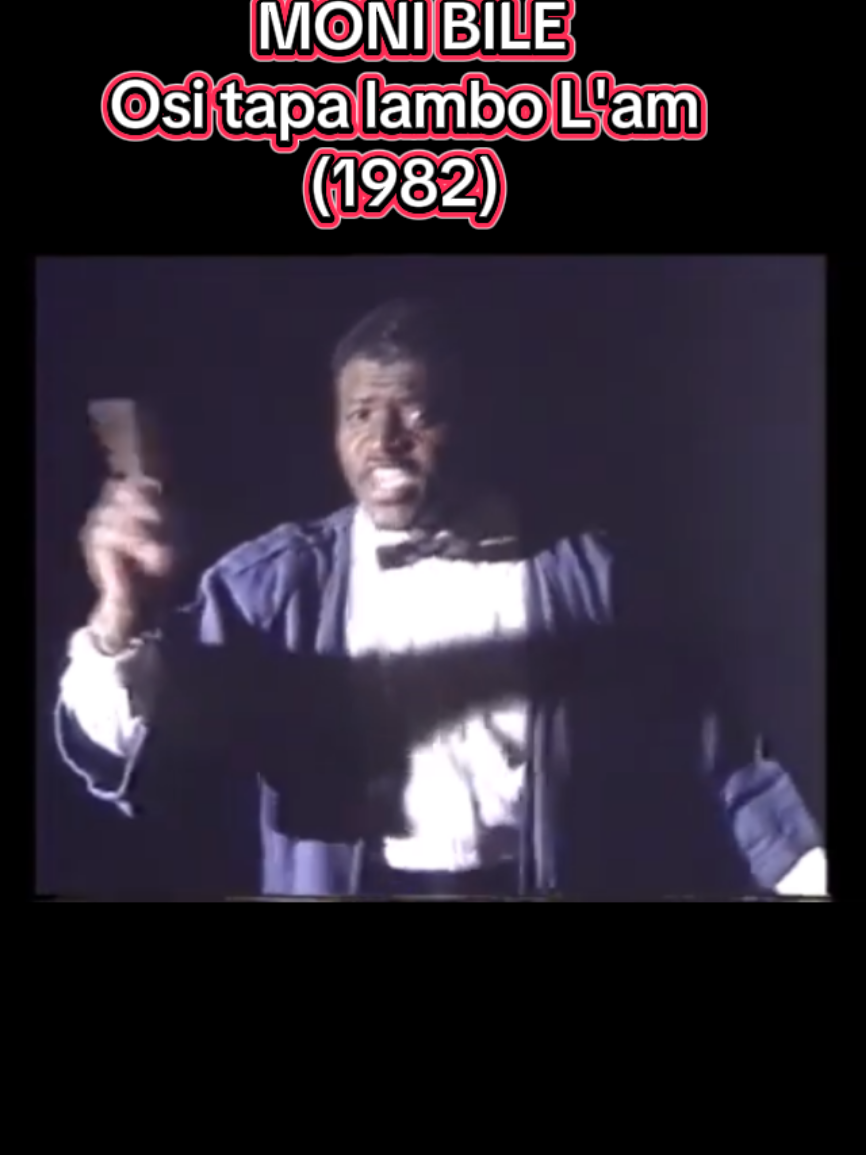 Auteur, compositeur et chanteur camerounais, Moni Bilé a conquis la planète musicale avec « O si tapa lambo lam ». Ce titre, sorti en 1982, est un triomphe et fait passer son auteur de l’ombre à la lumière. Cette année-là, Moni Bilé inonde les ondes et dévore les écrans avec cette chanson. A la genèse de ce morceau figure un homme, le bassiste Aladji Touré qui, après avoir surfé sur la vague du succès, va très vite  se convertir en producteur. « C’est ma mère qui avait mis à ma disposition les fonds  nécessaires pour que je lance mon premier artiste Moni Bilé avec  O si pata lambo lam », raconte le producteur. Sous le label de Touré Jim’s Record, l’album connaîtra un succès foudroyant avant de récolter le disque d’or 1982. La réussite de ce 33 tours s’explique du fait de la contribution des artistes de talents. Les guitares, solo, accompagnement et basse sont respectivement jouées par Toto Guillaume, Jules Kamga et Aladji Touré ; tandis que le saxophone, la trompette et le trombone sont exécutés par Mam Ouari, Kako et Alex Perdigon. La batterie et la percussion sont assurées par Ebeny Donald Wesley. L’arrangement de ce disque porte la signature d’Aladji Touré. Ici, la magnifique voix de Moni Bilé dialogue avec celles de Sisi Dipoko et Essomo qui lui répondent en chœur. Cette chanson est l’histoire d’un homme qui aime sa femme et ne veut pas qu’elle soit abordée par un coureur de jupon. « Ne touche pas à ma femme », s’écrie l’homme. Ce tube va donner un coup de fouet à la musique camerounaise qui connaîtra un véritable essor. Le  Makosa Soukous venait de naître, Moni Bilé devient l’un des précurseurs de ce genre musical, il représente ainsi les couleurs du Cameroun à travers plusieurs pays. Il faut dire que le Makossa Soukous est un mélange de la rumba congolaise, la biguine et la salsa. Le 10 décembre 2016, lors d’un dîner dansant au Castel Hall de Douala, l’artiste, accompagné de quelques musiciens de la nouvelle génération interprétèrent ce titre avec brio. Le public, à l’unisson, chantait : « nyami ndolo na wèlèna mulema é o si tapa lamo lami é ! ». Après plus de trois décennies, le chanteur a toujours gardé sa voix et a su émerveiller les mélomanes par sa brillante prestation scénique. « Douala est cette ville qui m’a vu naître, jouer ici est pour moi un signe de renaissance », affirmait-il à l’issue de cet événement. Né il y a de cela 68 ans, Adolphe Dieudonné Moni Bilé, artistiquement connu sous le nom de Moni Bilé, a débuté la musique très tôt. C’est en Côte d’Ivoire qu’il a enregistré son premier disque « Ngando fumba ». Il a, à son actif, deux disques d’or et une maracas d’or de la musique moderne africaine. Il a été élevé au grade de chevalier au Festival national des arts et de la culture de Yaoundé, l’artiste a créé l’APC, Association Pour la Culture en vue d’aider les artistes musiciens camerounais à produire et écouler facilement leurs œuvres.