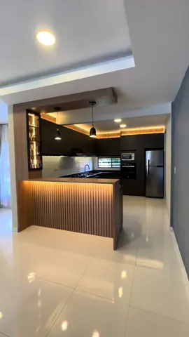 ✨La cocina del hogar✨  Un punto de encuentro y reunión, es por eso que cada rincón debe corresponder a las necesidades de cada persona según su estilo de vida👩🏻‍🍳🤎  En este amoblamiento encontramos lo siguiente: •Colores en MDF combinados Grafitto Trama e Itapúa, y luces led cálidas💡 •Detalles como el símil ripado en desayunador y techo. •Cristalero con perfiles negros, y encofrado con luces colgantes que aportan ese toque exclusivo. •Despensero amplio. •Torre de calor para horno y microondas. •Condimentero. •Doble cajón con cubiertero. •Mesada completa de Granito color Negro San Gabriel, que aporta elegancia y durabilidad. 📲Contáctanos y te ayudamos a plasmar la cocina de tus sueños. #cocina #tendencia #cocinamoderna #mdf #encarnacionparaguay 