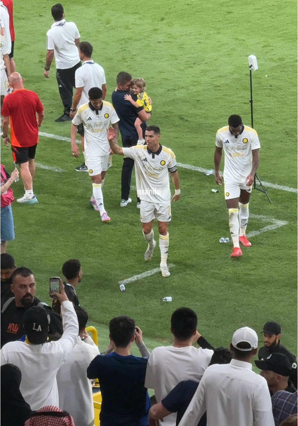 الأسطورة كريستيانو رونالدو يودع جماهير النصر؟؟😨😳 💛📹#النصر #الخليج #spl #sportsontiktok #foryou #foryoupage #fyp #cristianoronaldo #cr7 #alnassr  